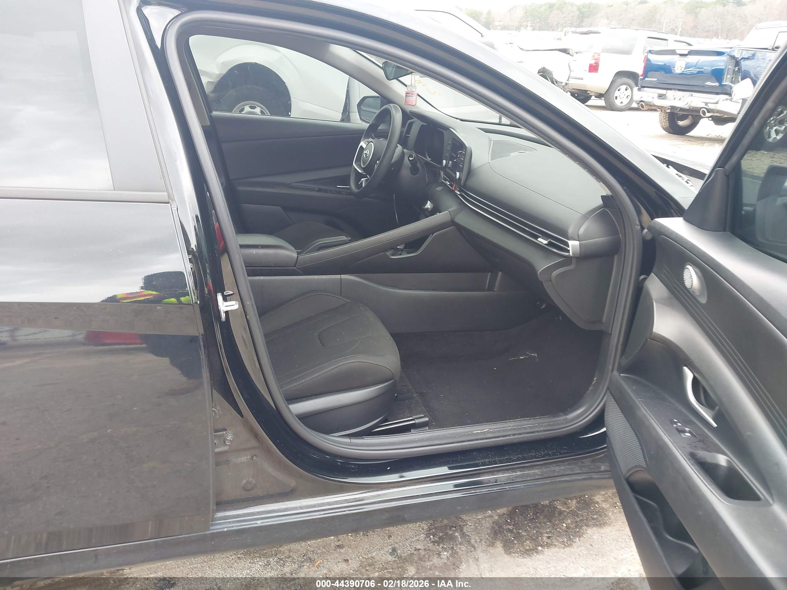 HYUNDAI ELANTRA image 5