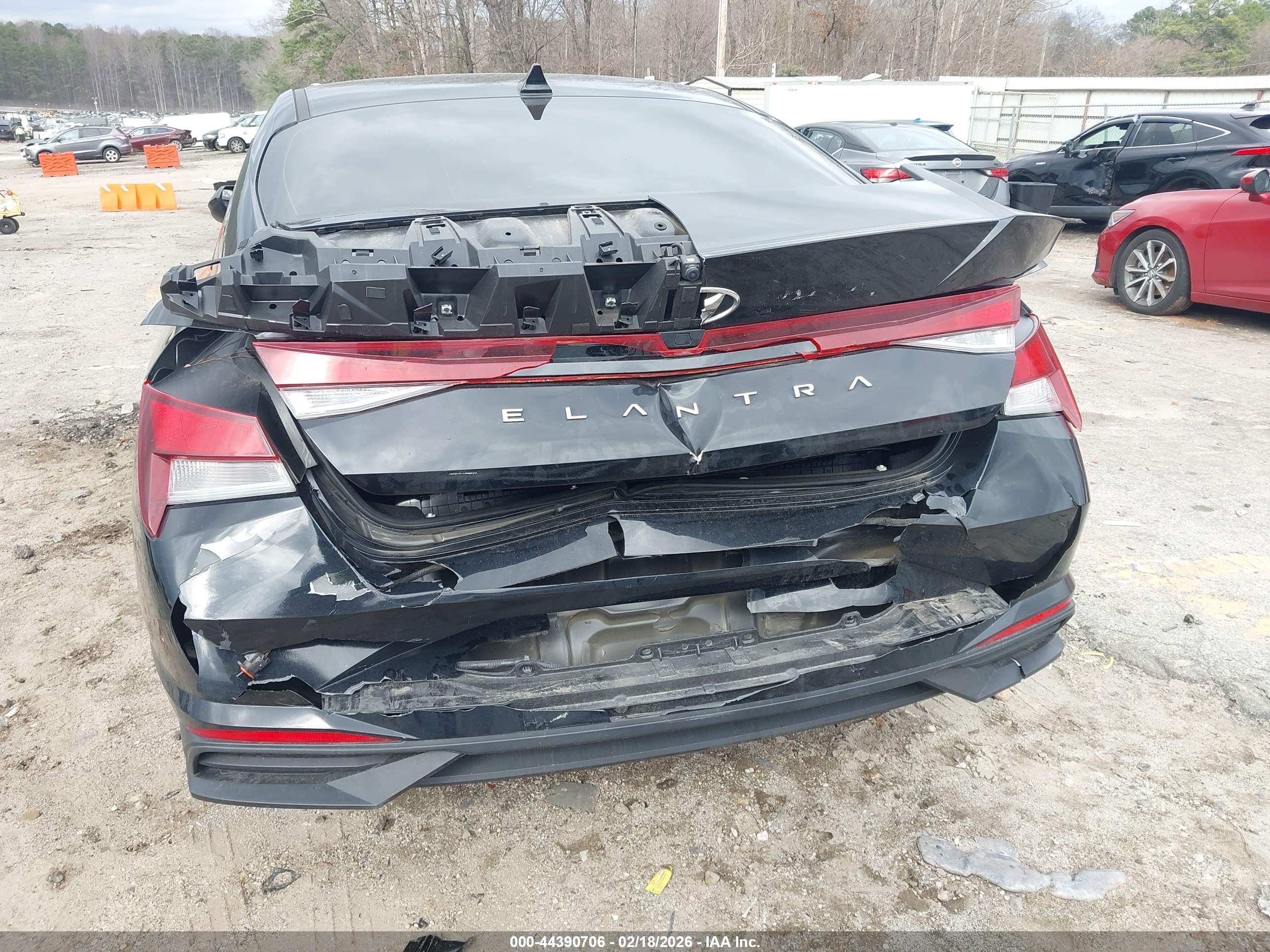 HYUNDAI ELANTRA image 6