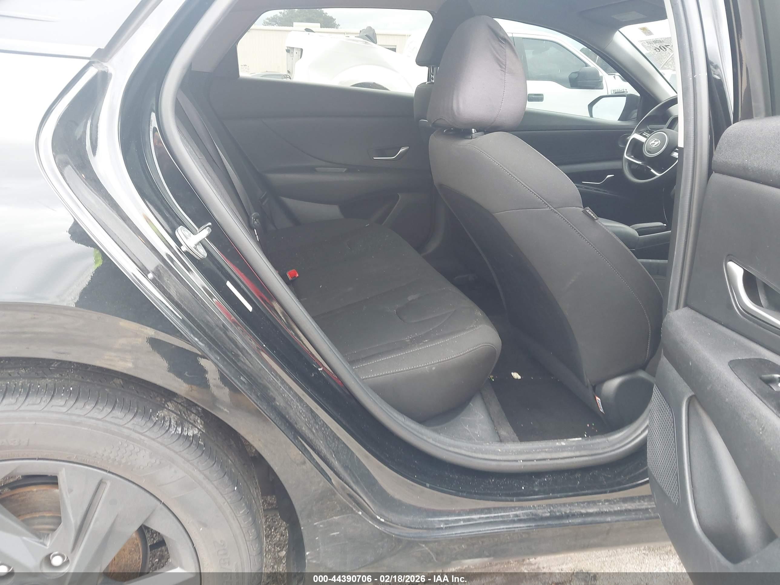 HYUNDAI ELANTRA image 8