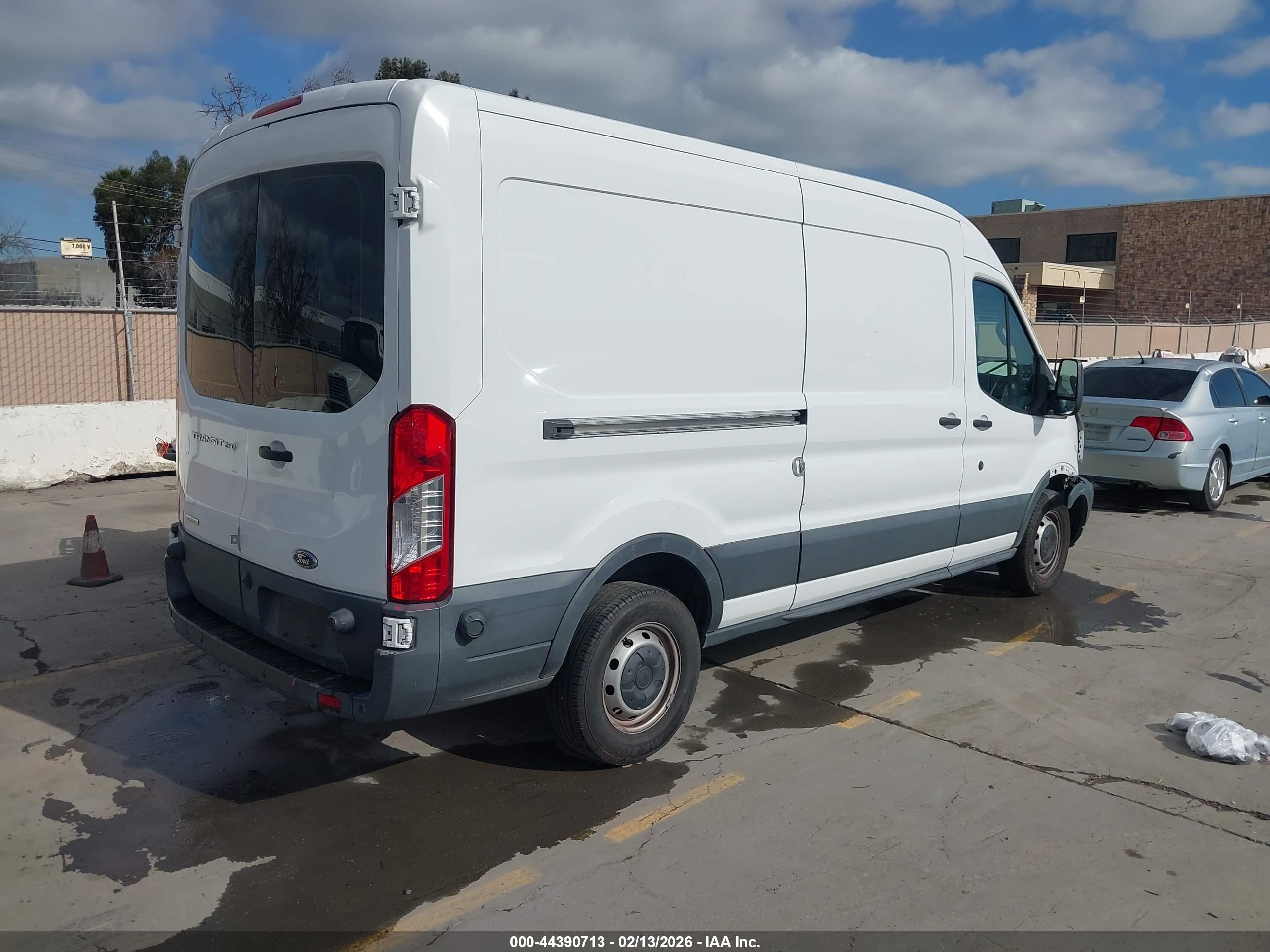 FORD TRANSIT-250 image 4