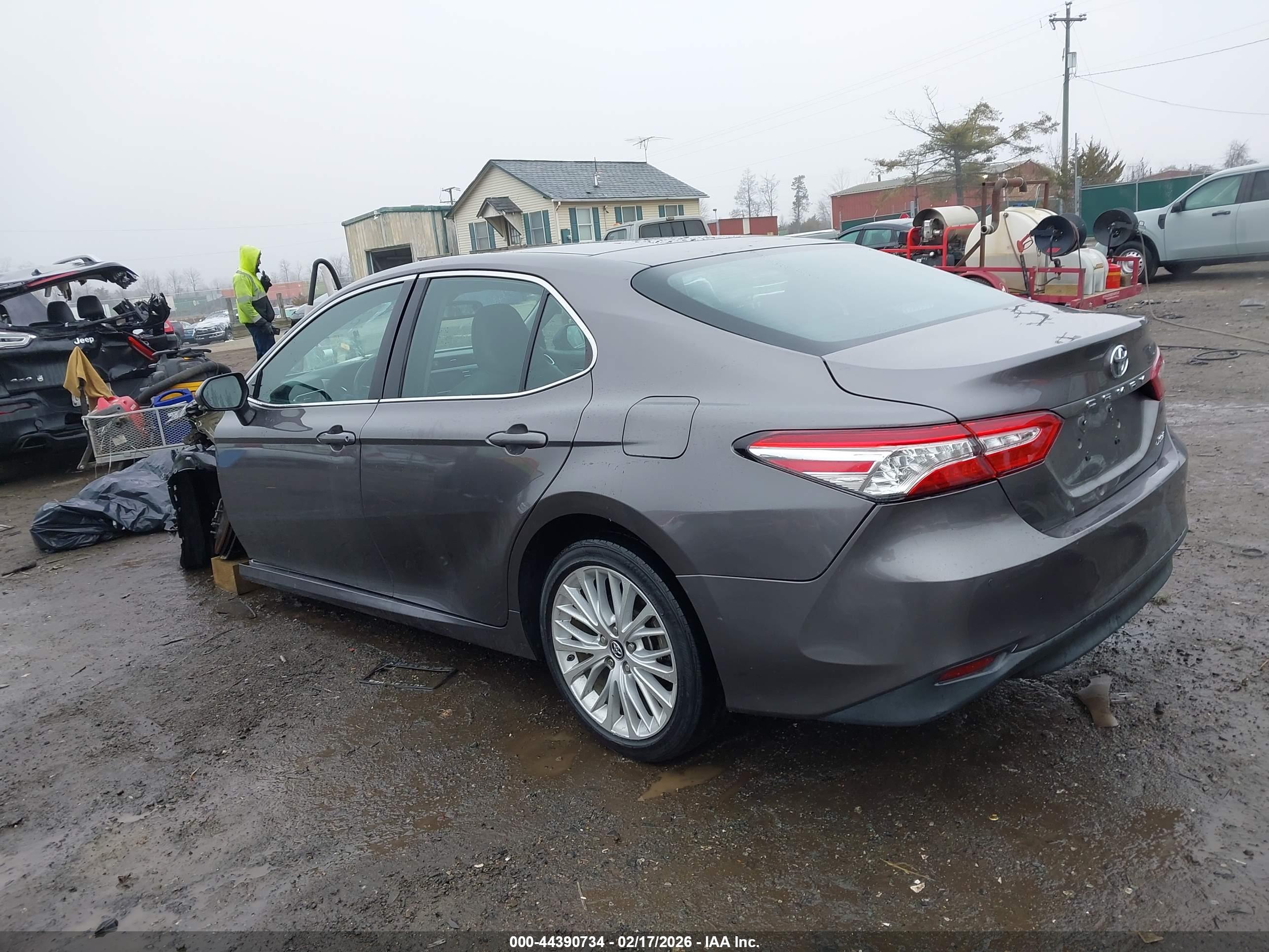 TOYOTA CAMRY image 3