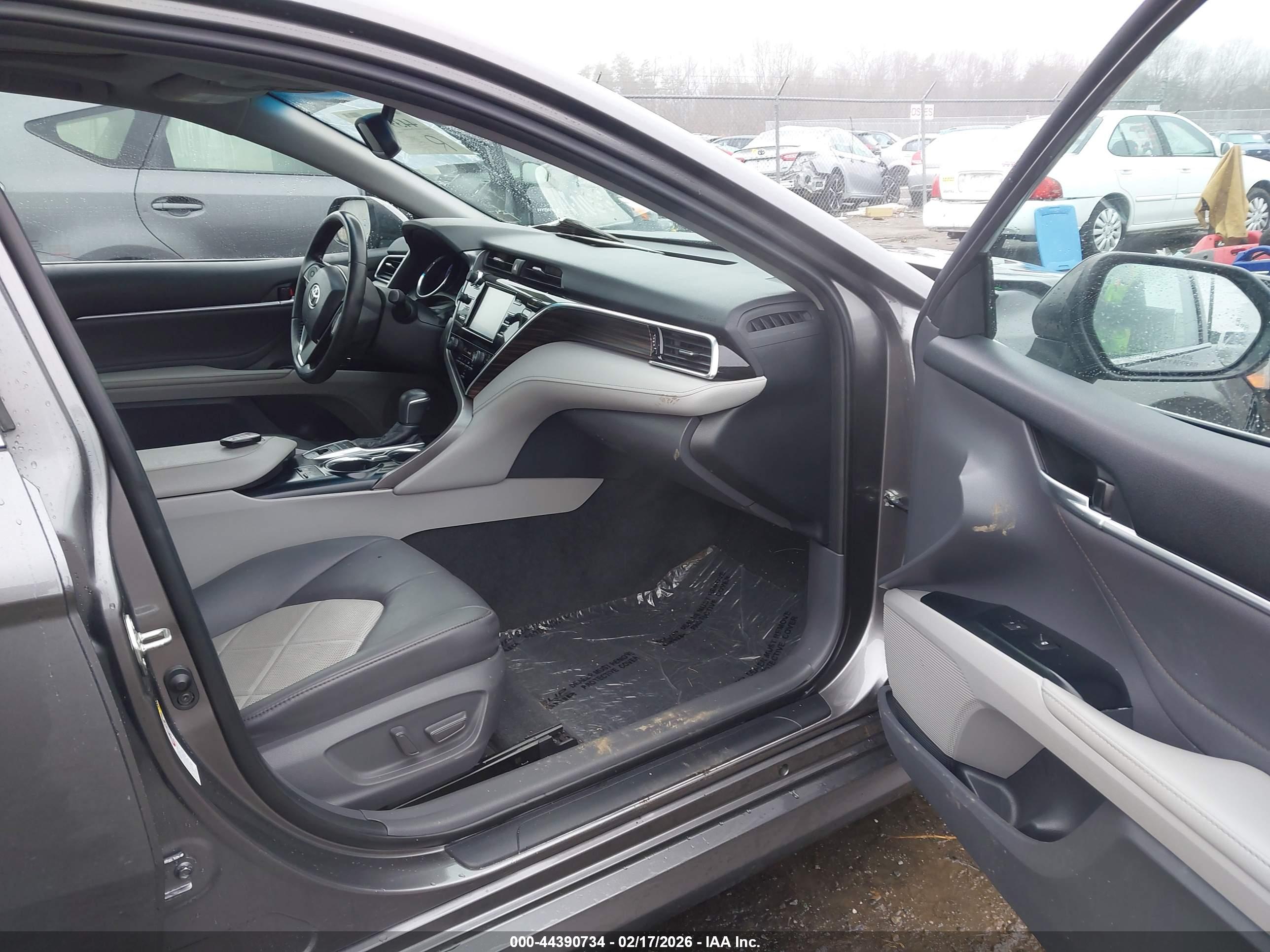 TOYOTA CAMRY image 5