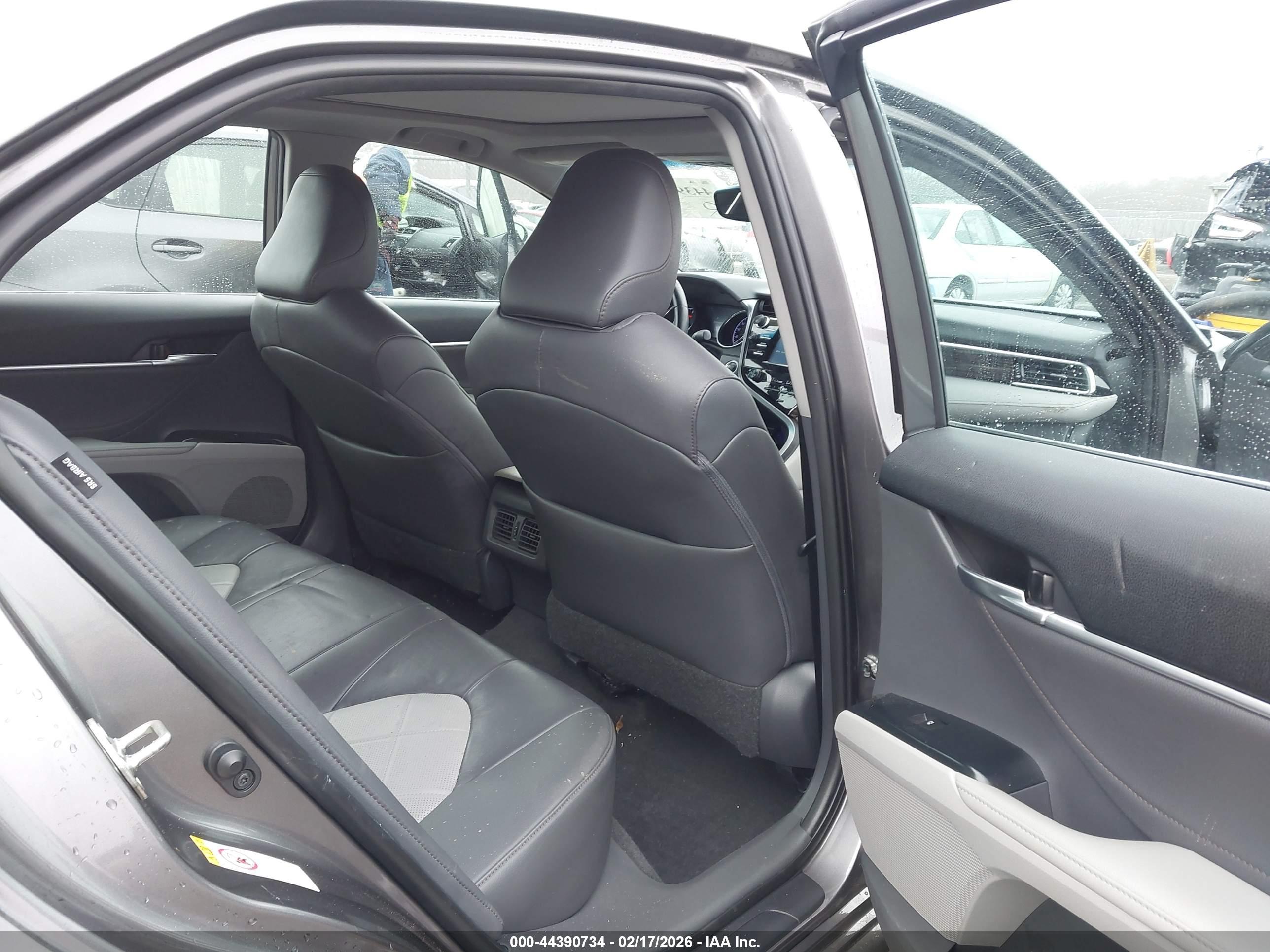 TOYOTA CAMRY image 8