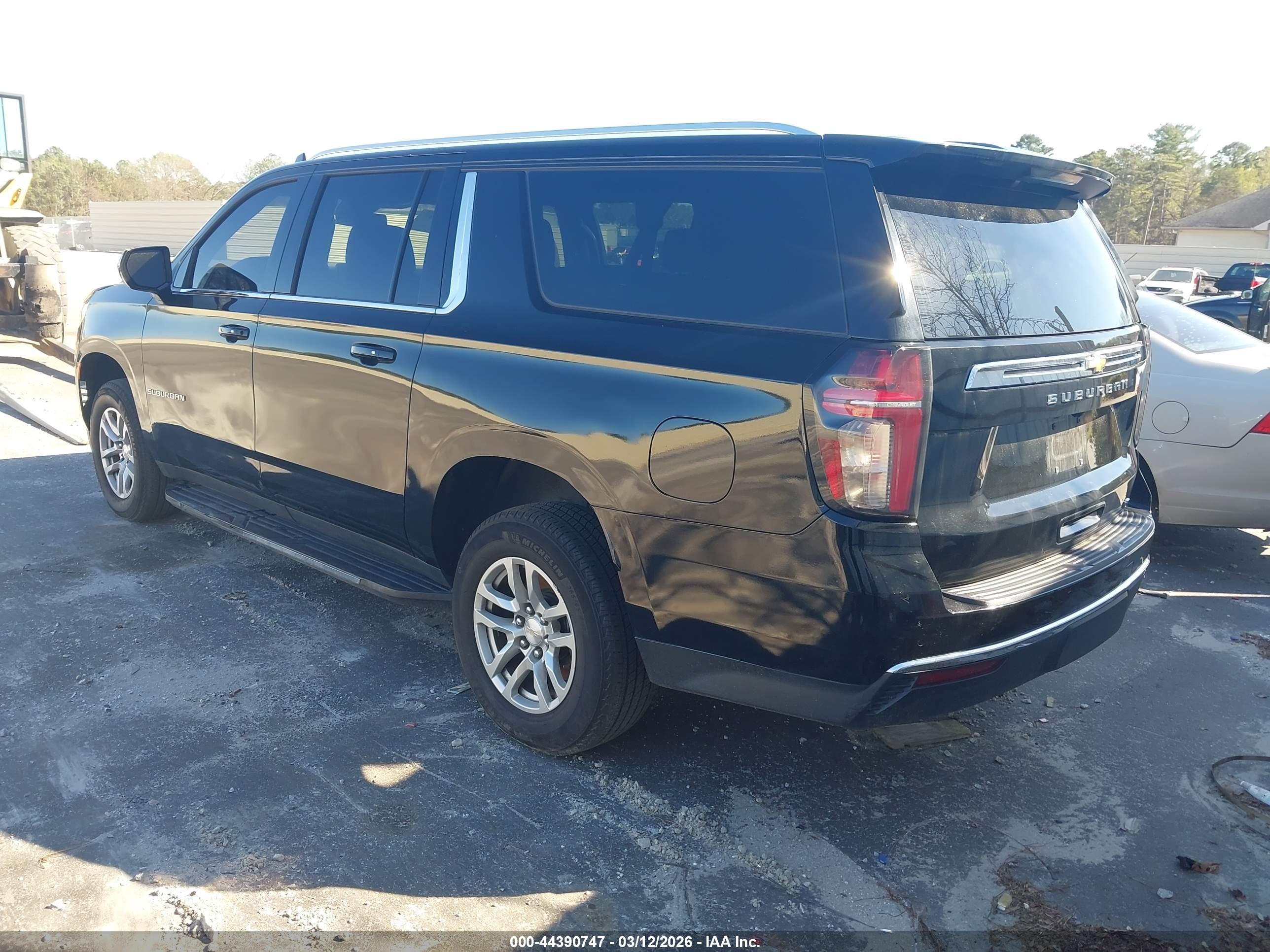 CHEVROLET SUBURBAN image 3