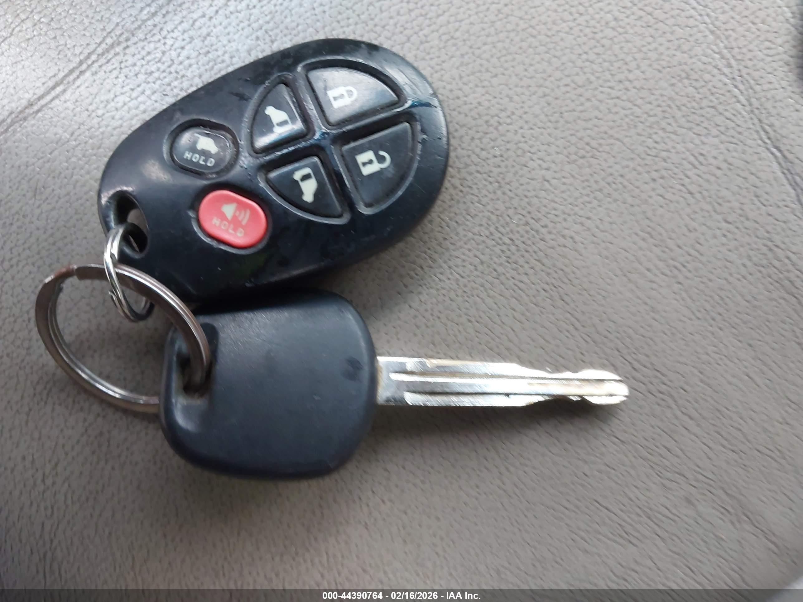 TOYOTA SIENNA image 11
