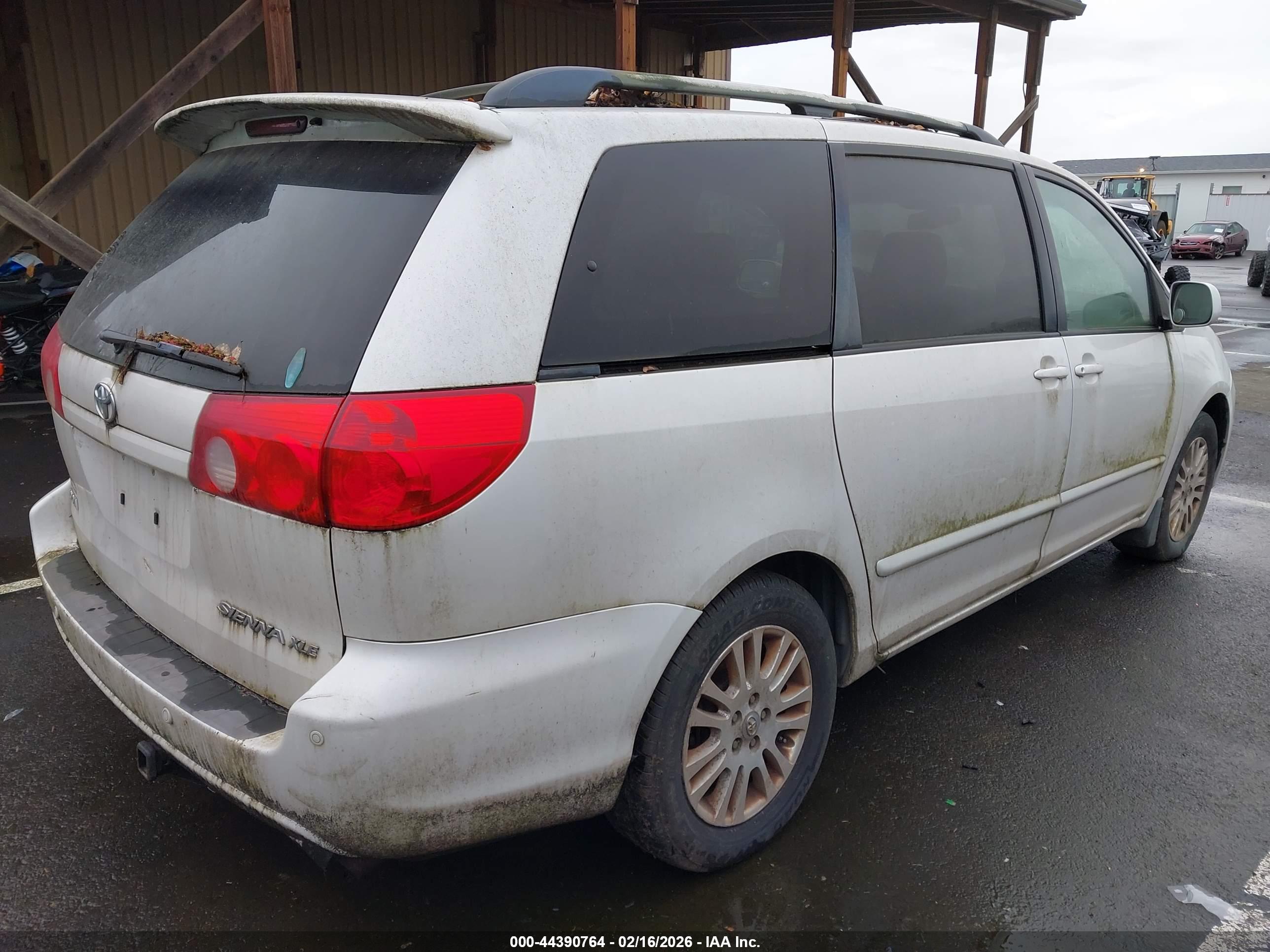 TOYOTA SIENNA image 4