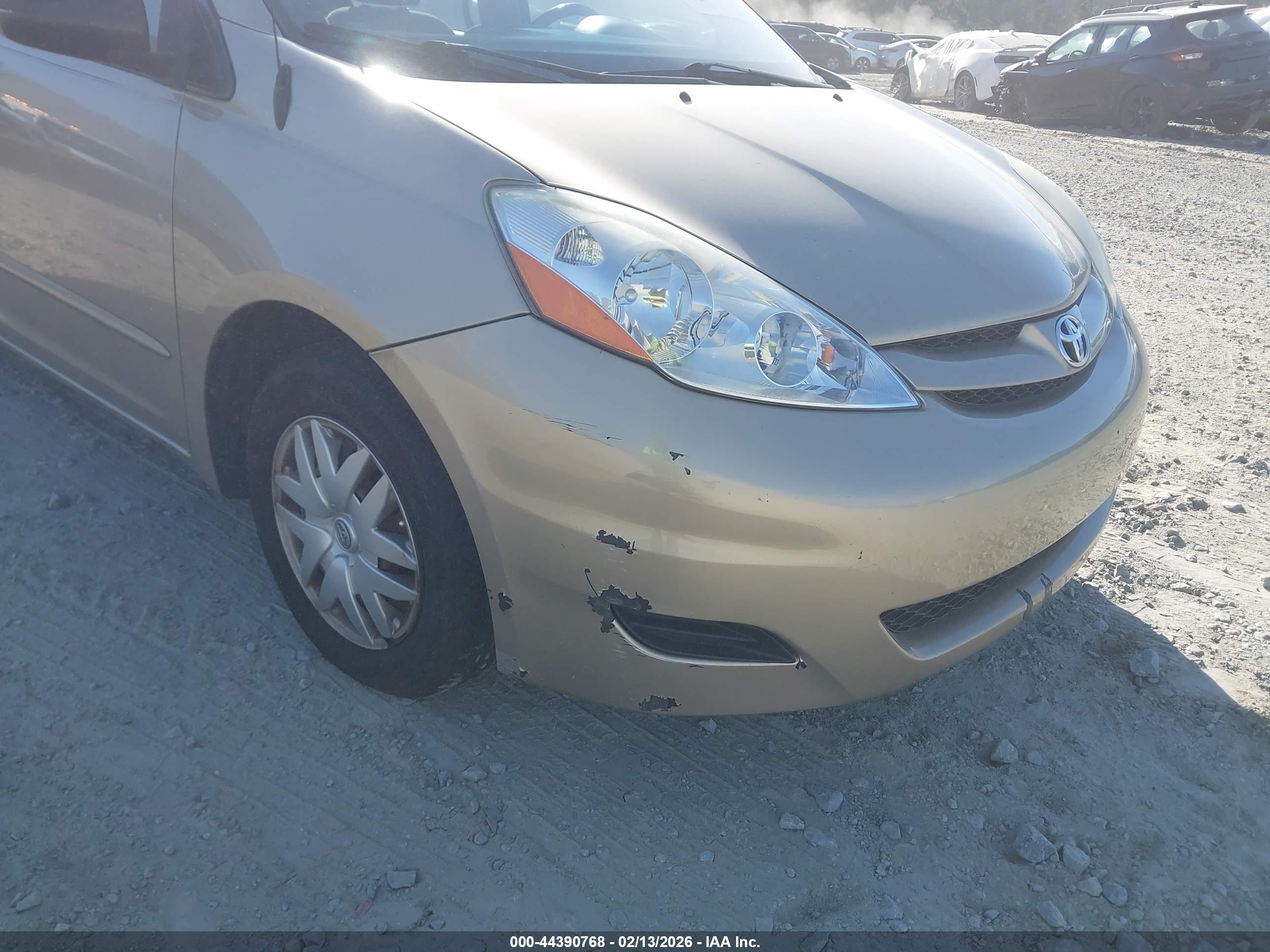 TOYOTA SIENNA image 6