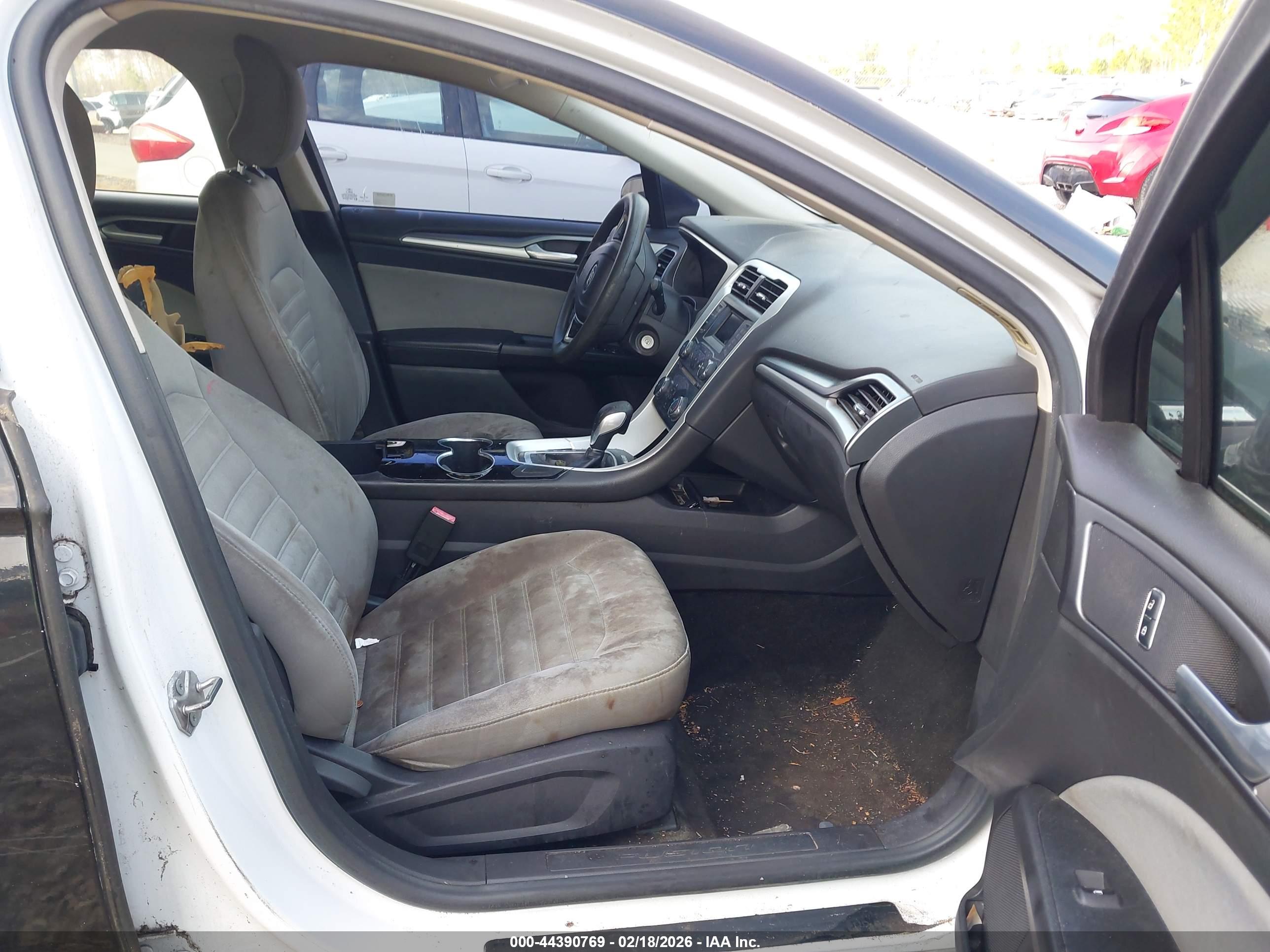 FORD FUSION image 5