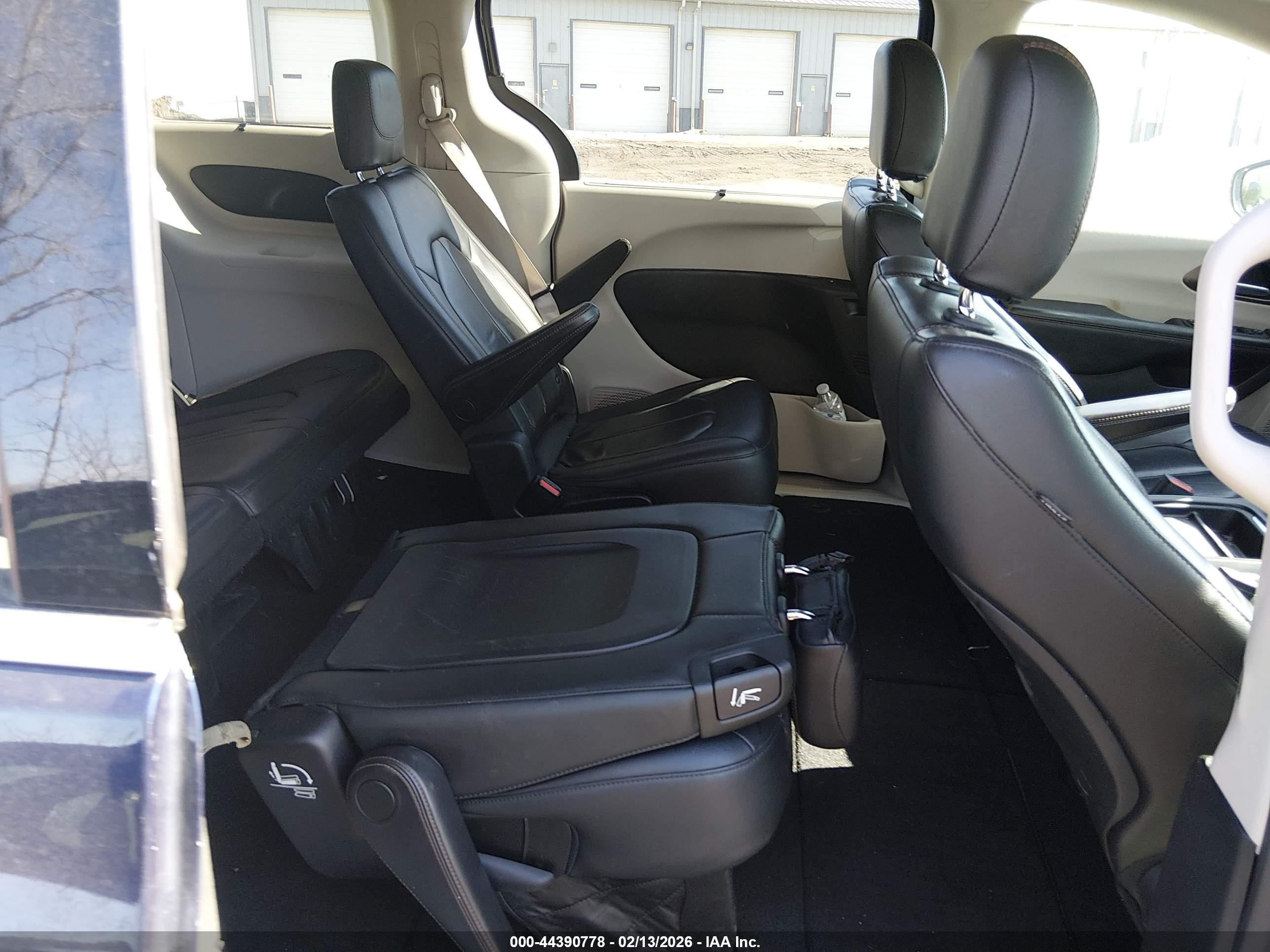 CHRYSLER PACIFICA image 8