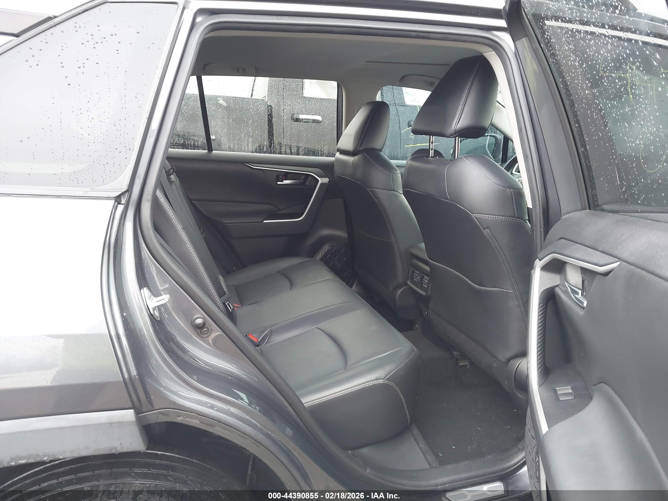 TOYOTA RAV4 image 8