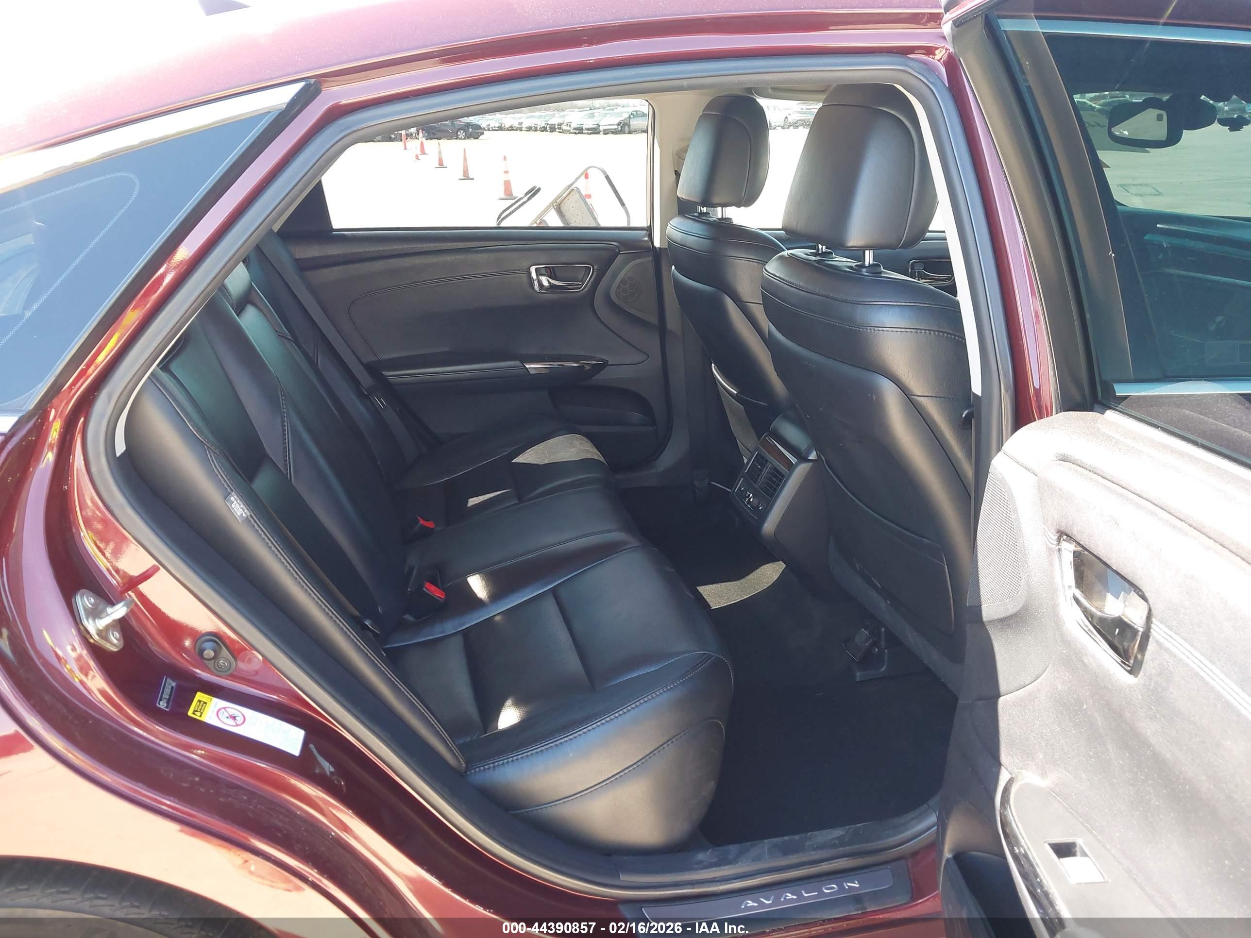 TOYOTA AVALON image 8