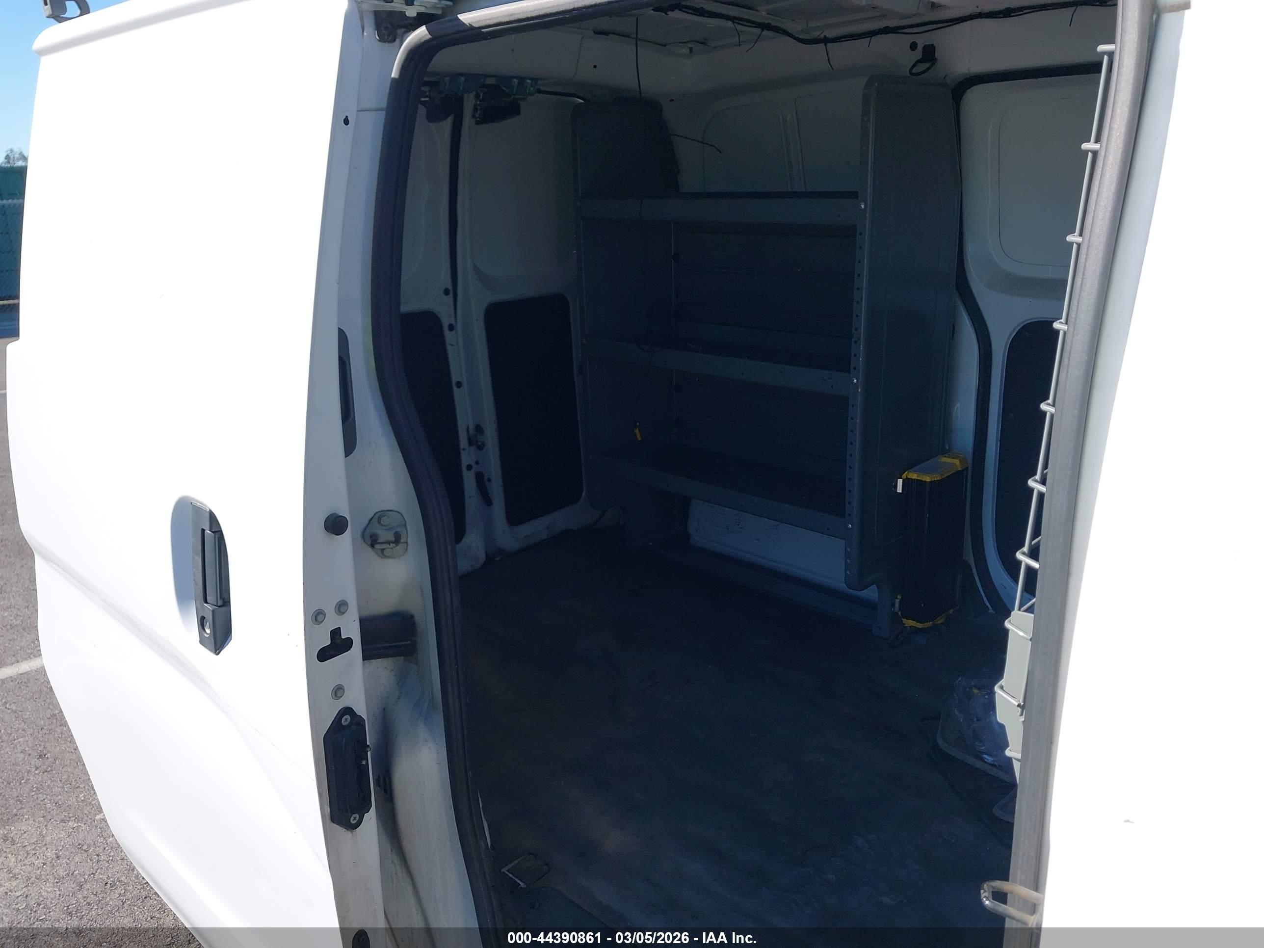 NISSAN NV200 image 8