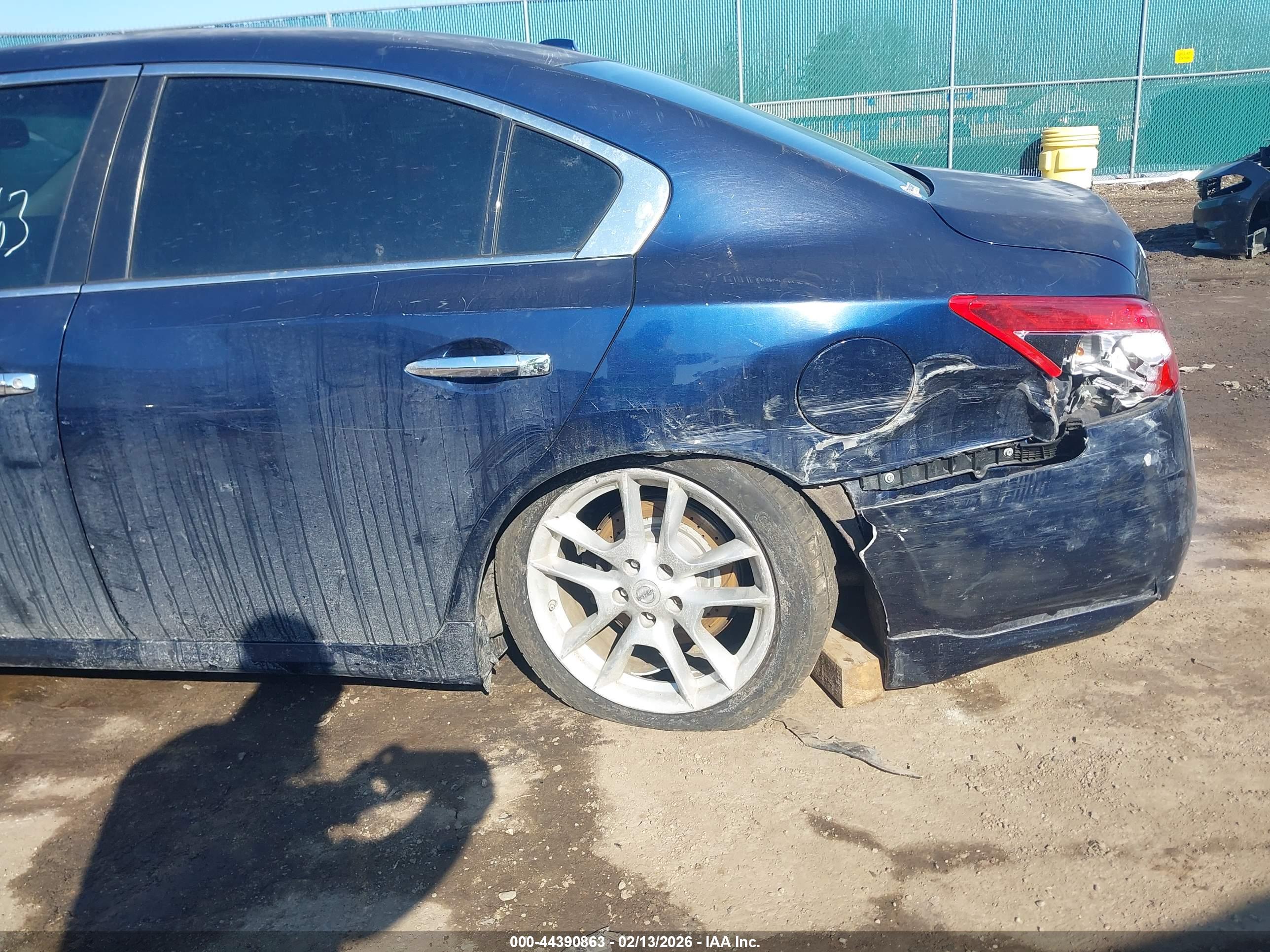 NISSAN MAXIMA image 6