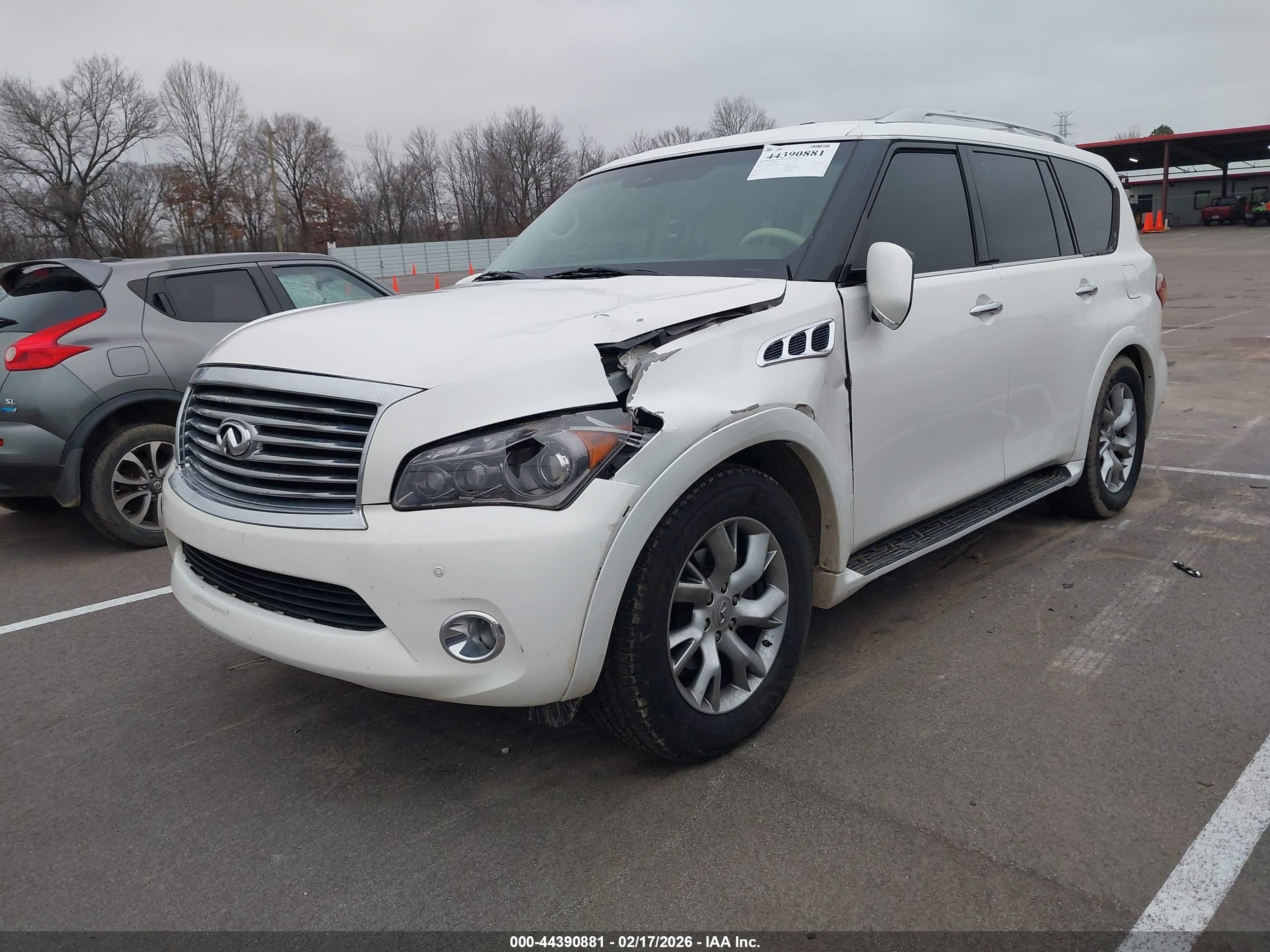 INFINITI QX56 image 2