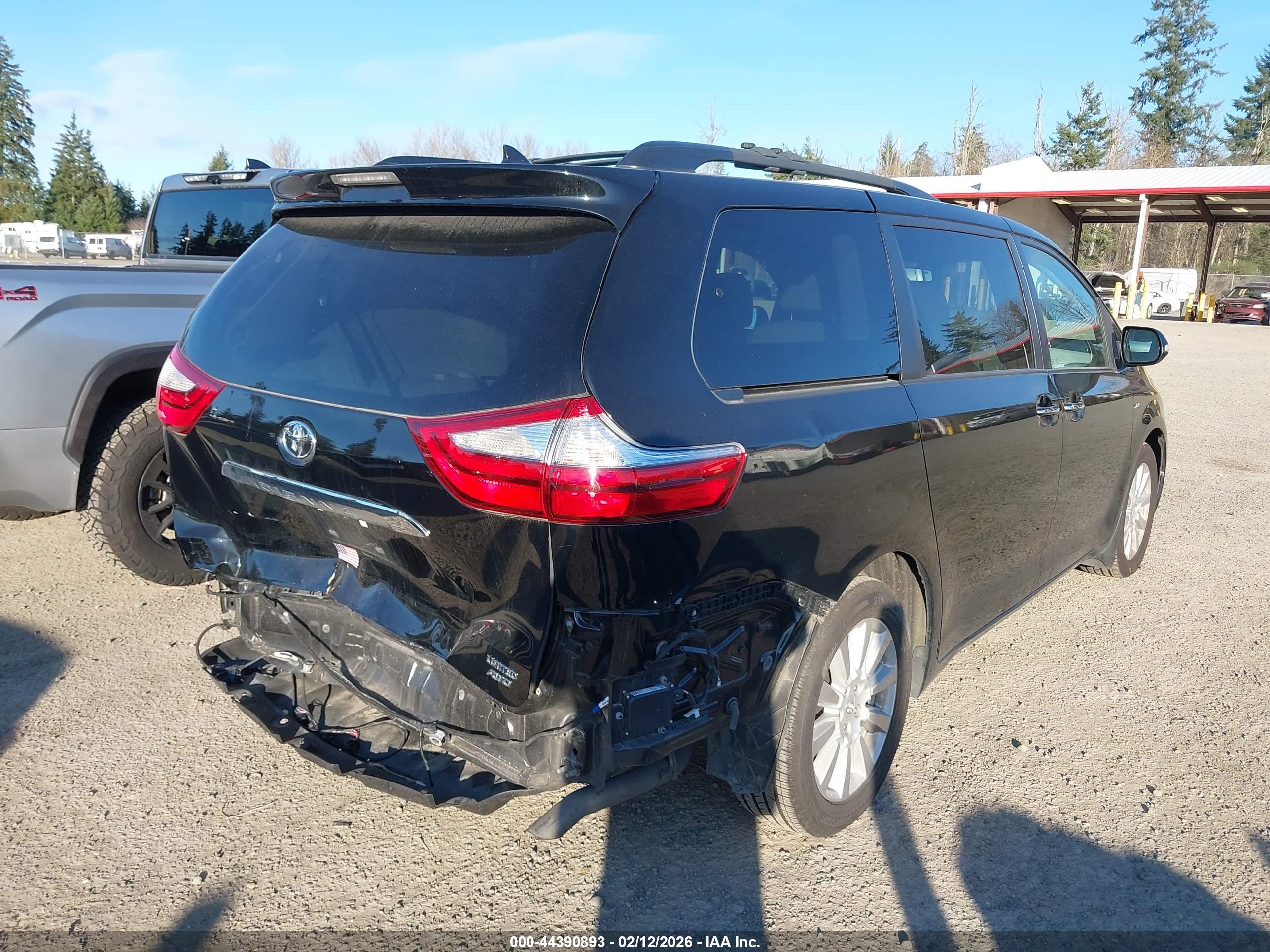TOYOTA SIENNA image 4