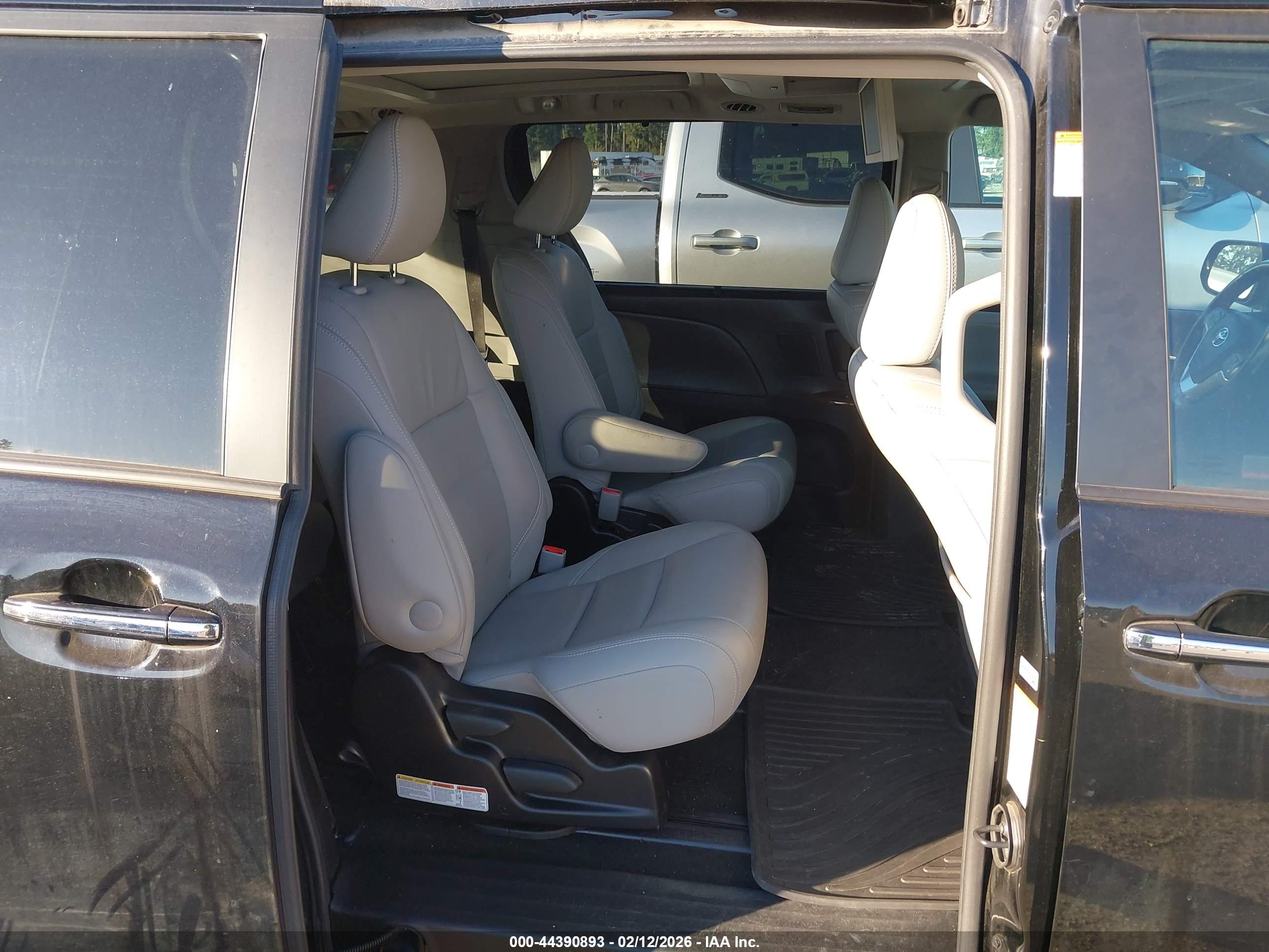 TOYOTA SIENNA image 8