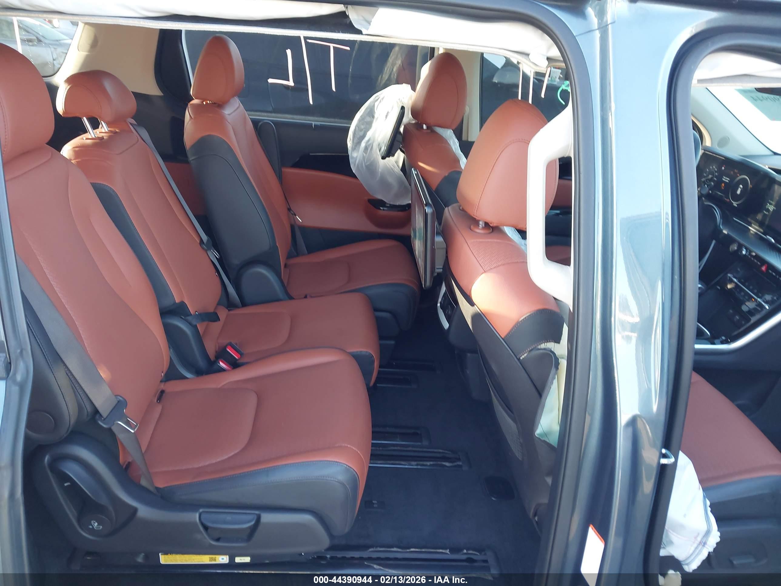 KIA CARNIVAL image 8