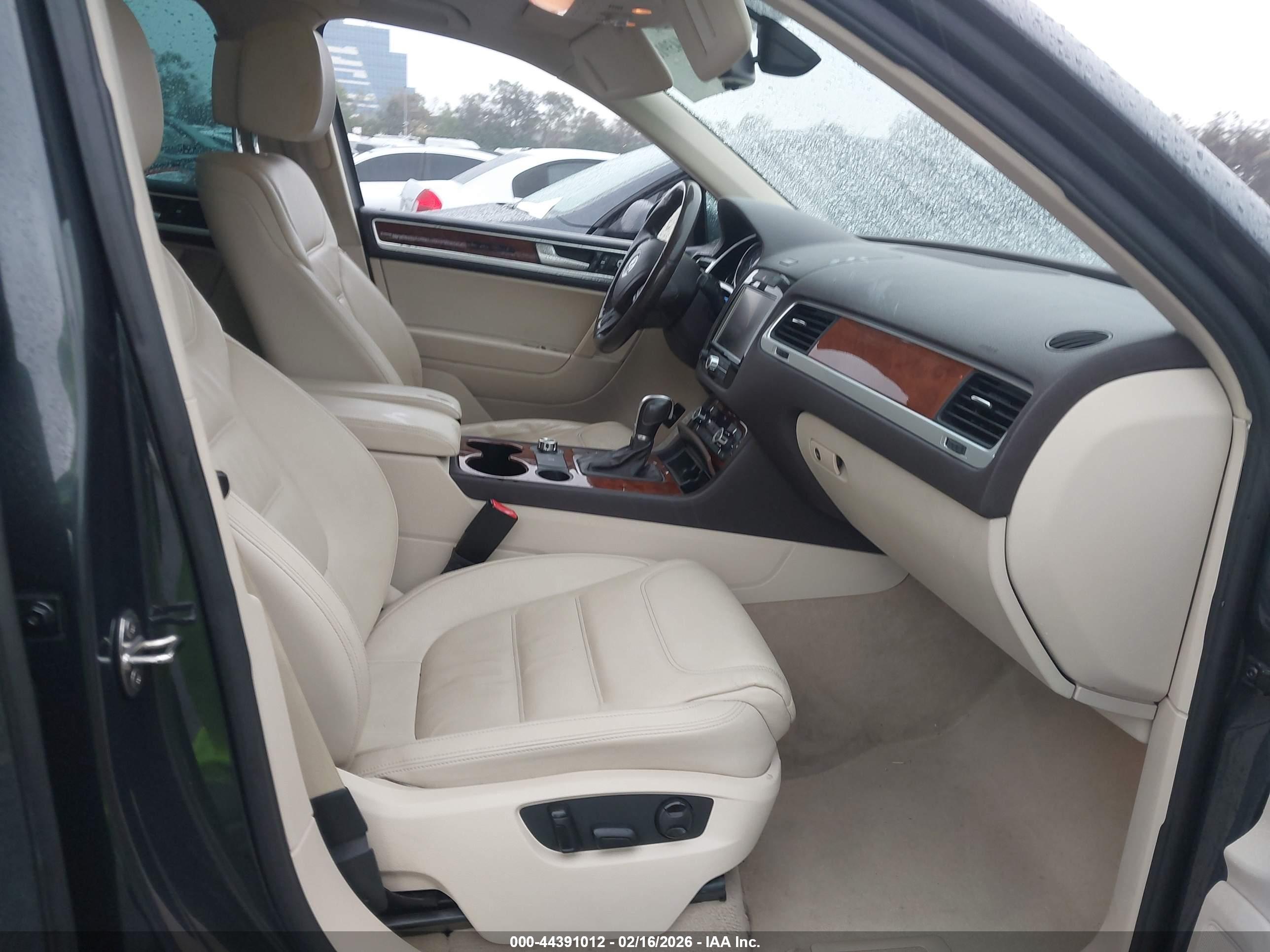 VOLKSWAGEN TOUAREG image 5