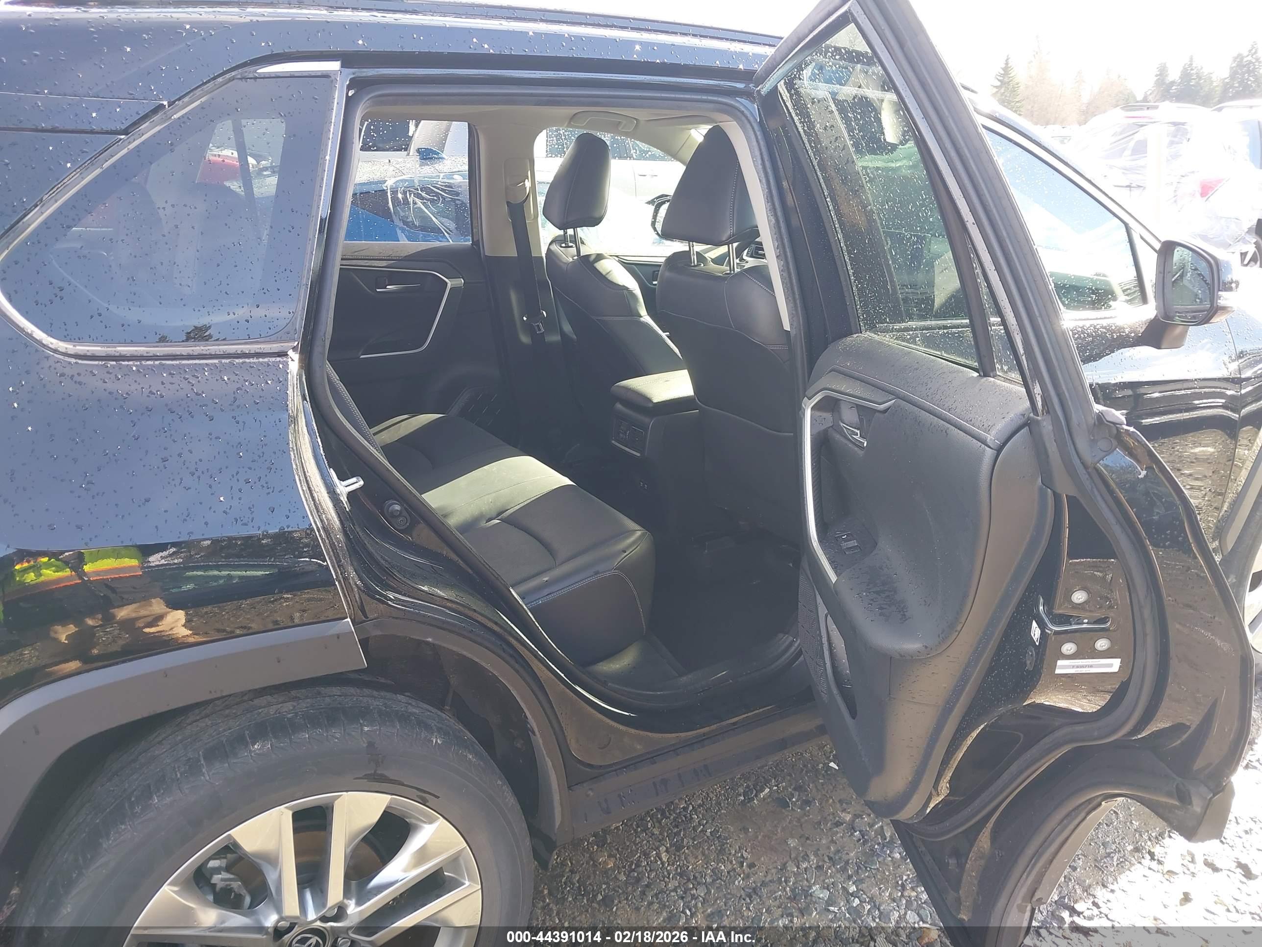 TOYOTA RAV4 image 8