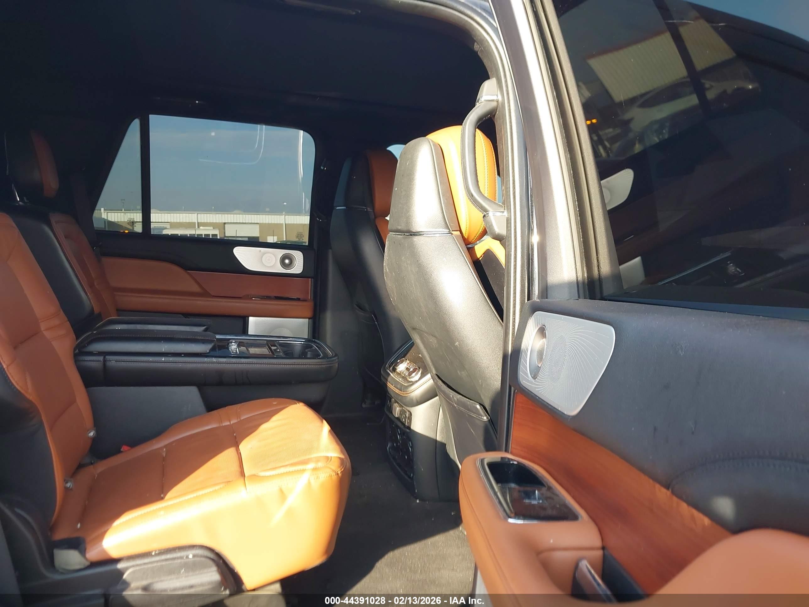 LINCOLN NAVIGATOR image 8