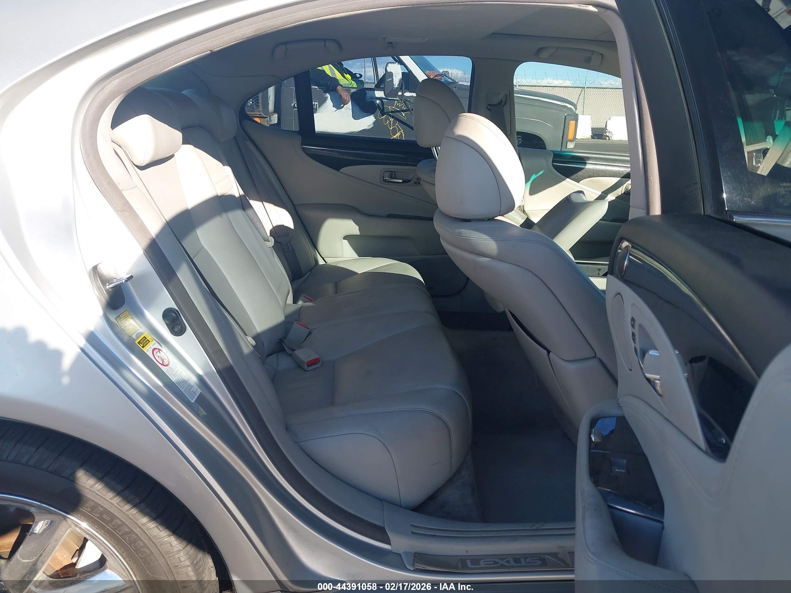LEXUS LS image 8