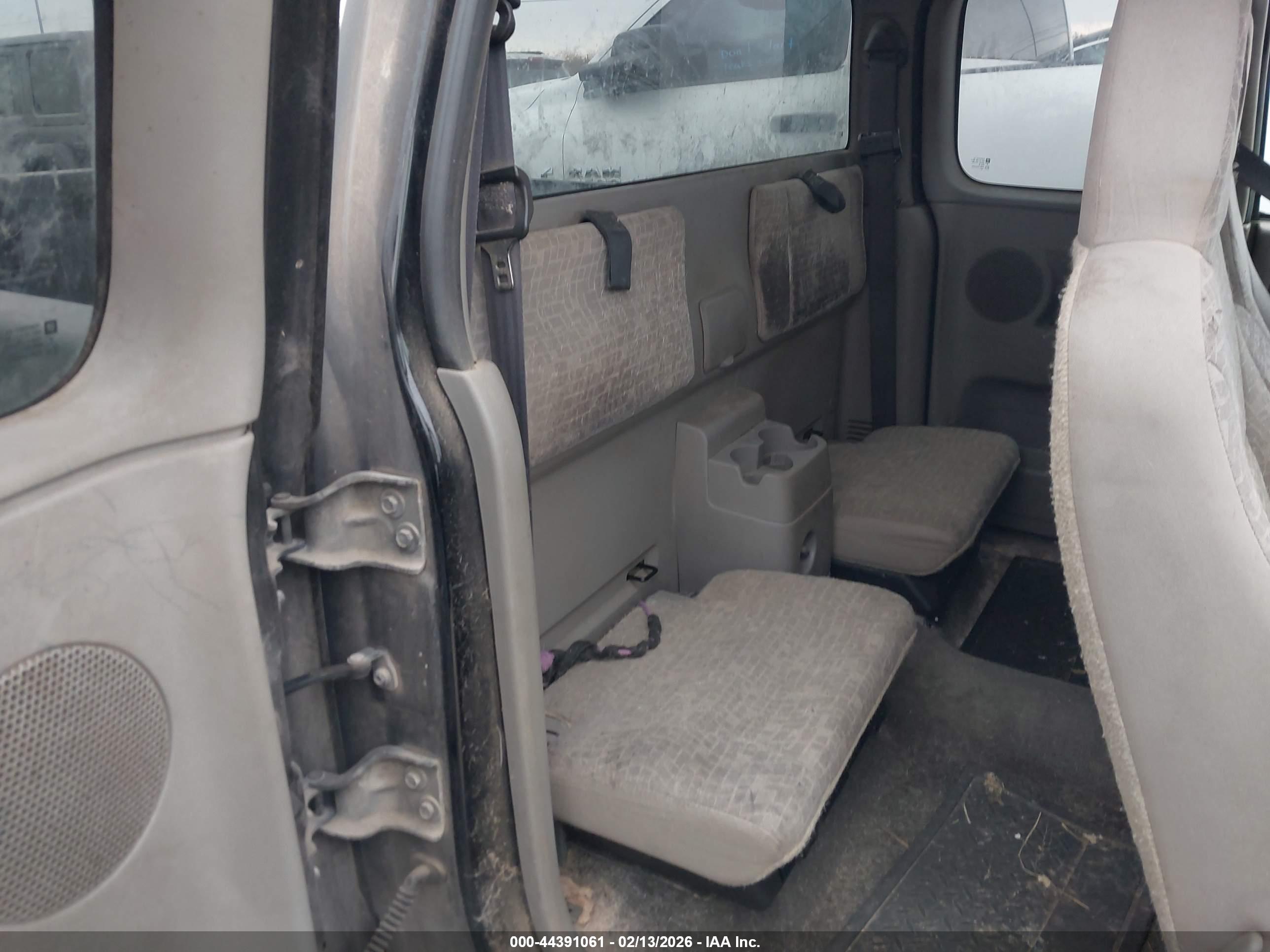 CHEVROLET COLORADO image 8