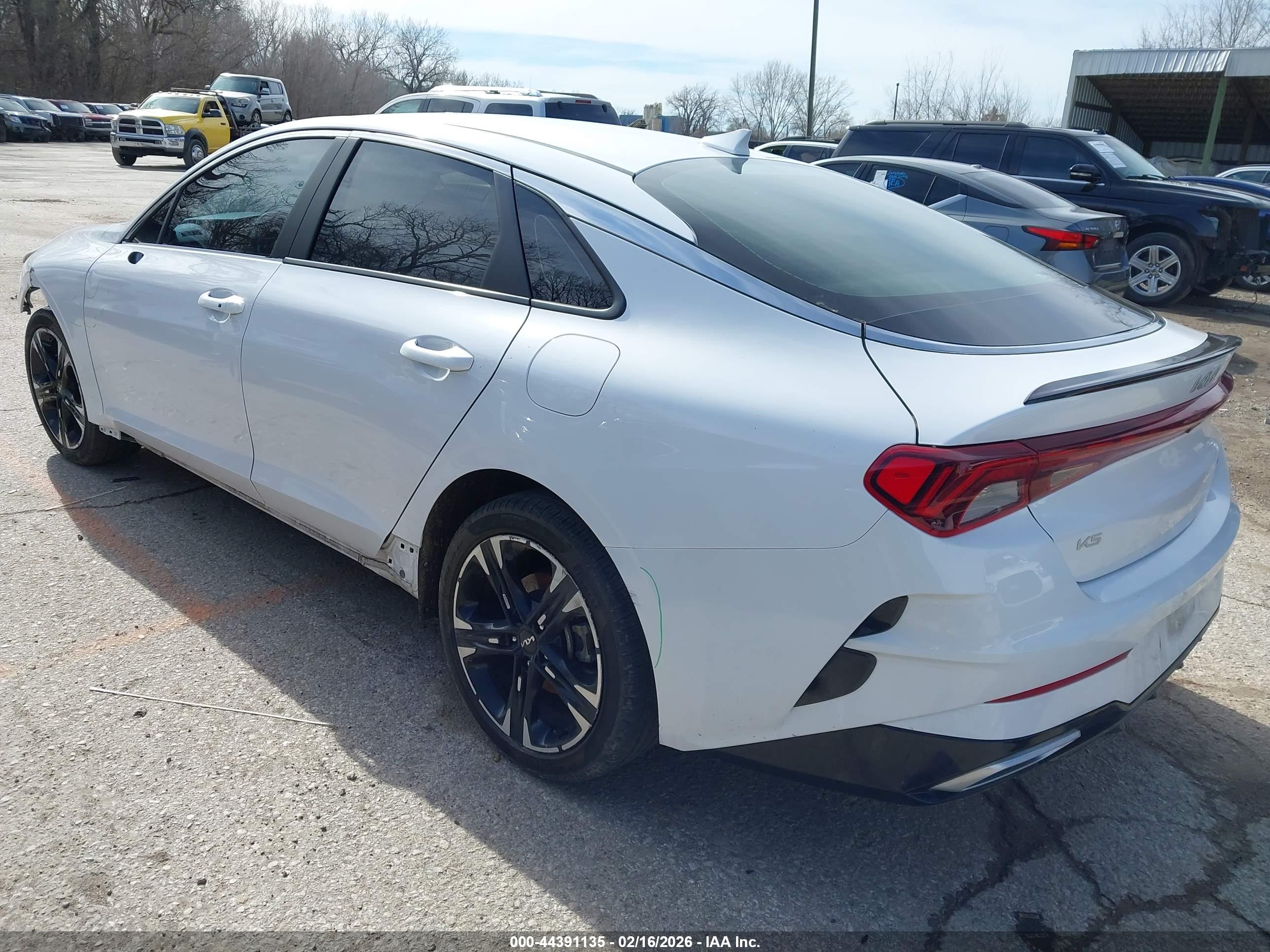 KIA K5 image 3