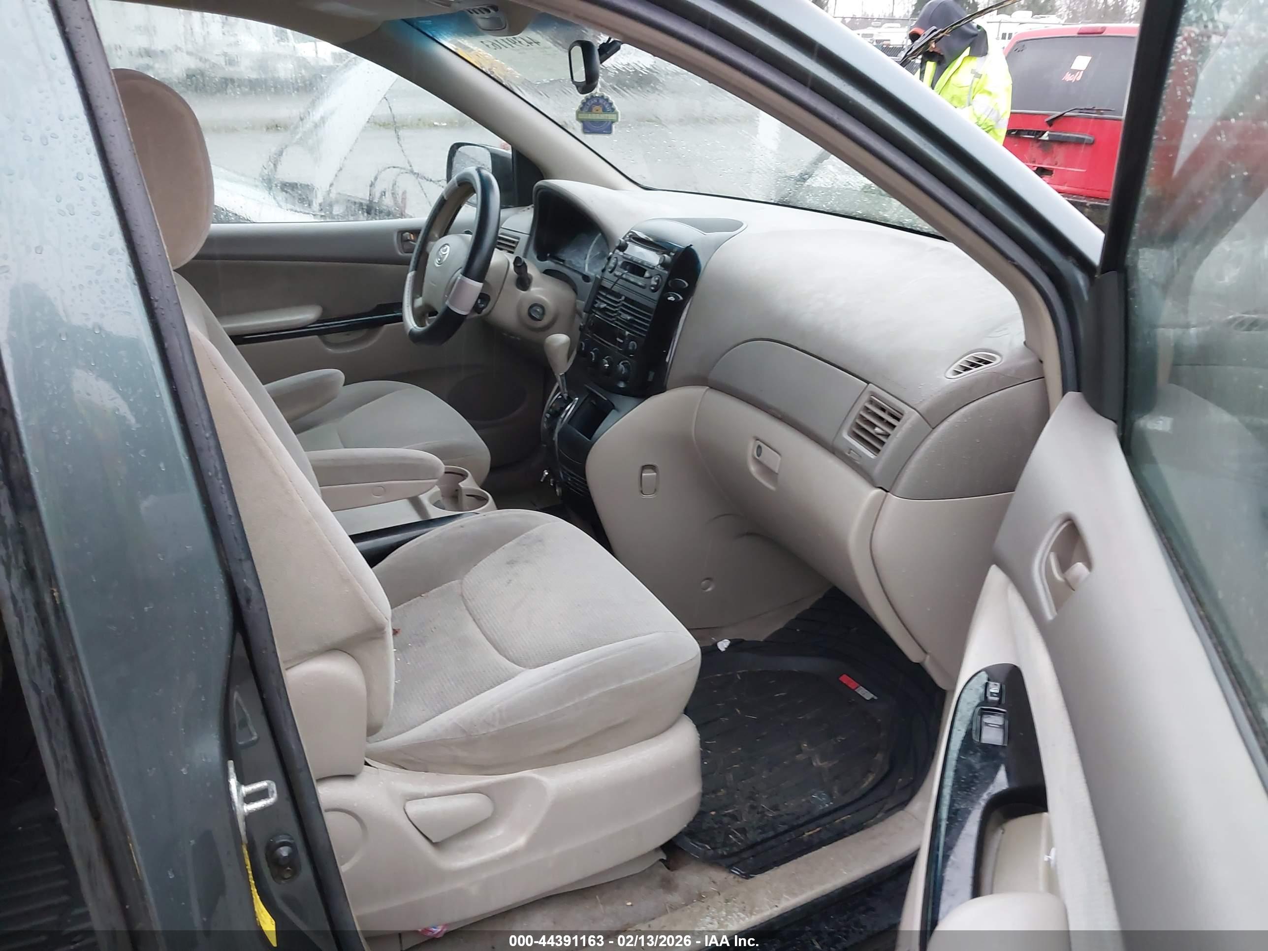TOYOTA SIENNA image 5