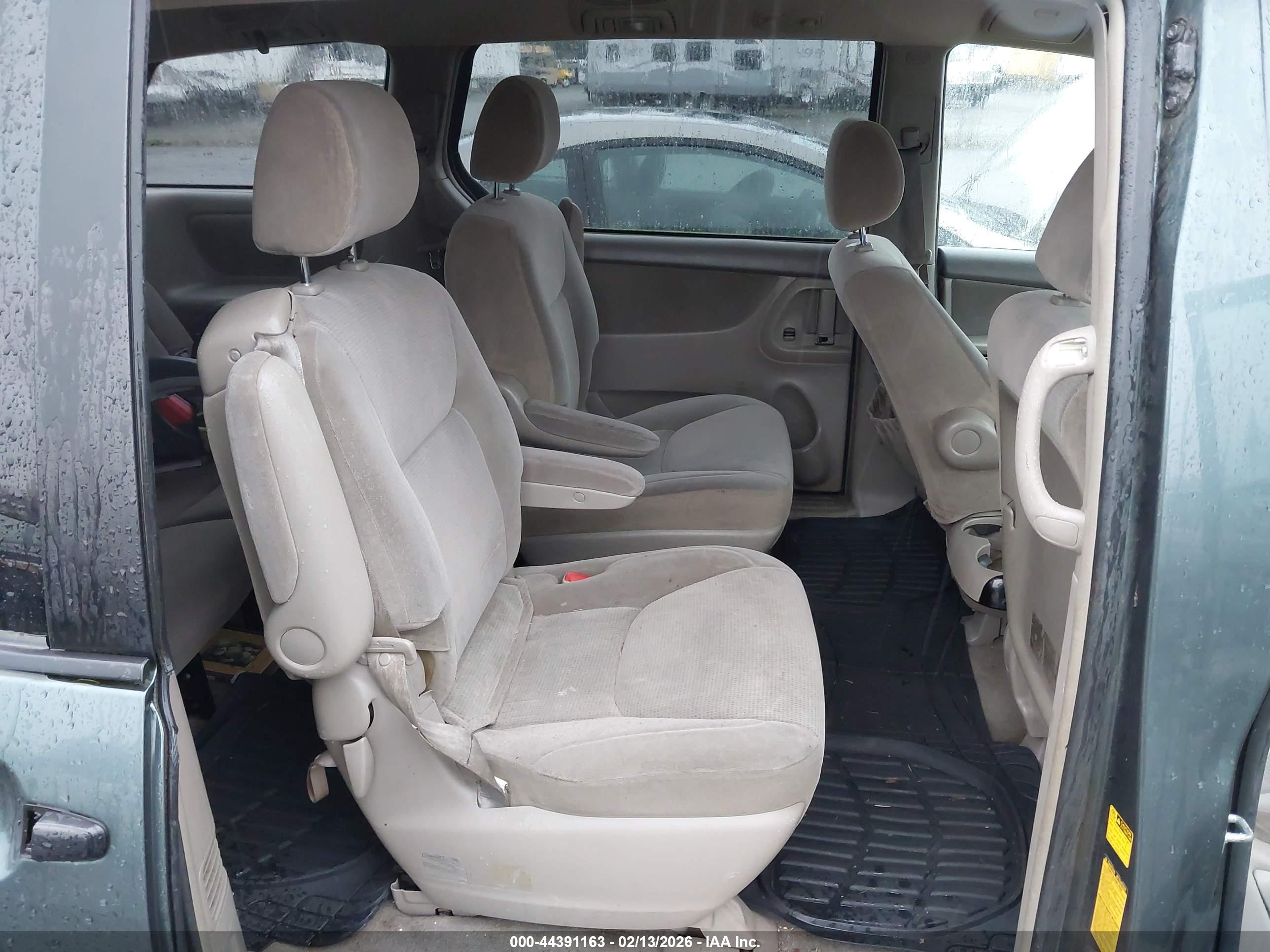 TOYOTA SIENNA image 8