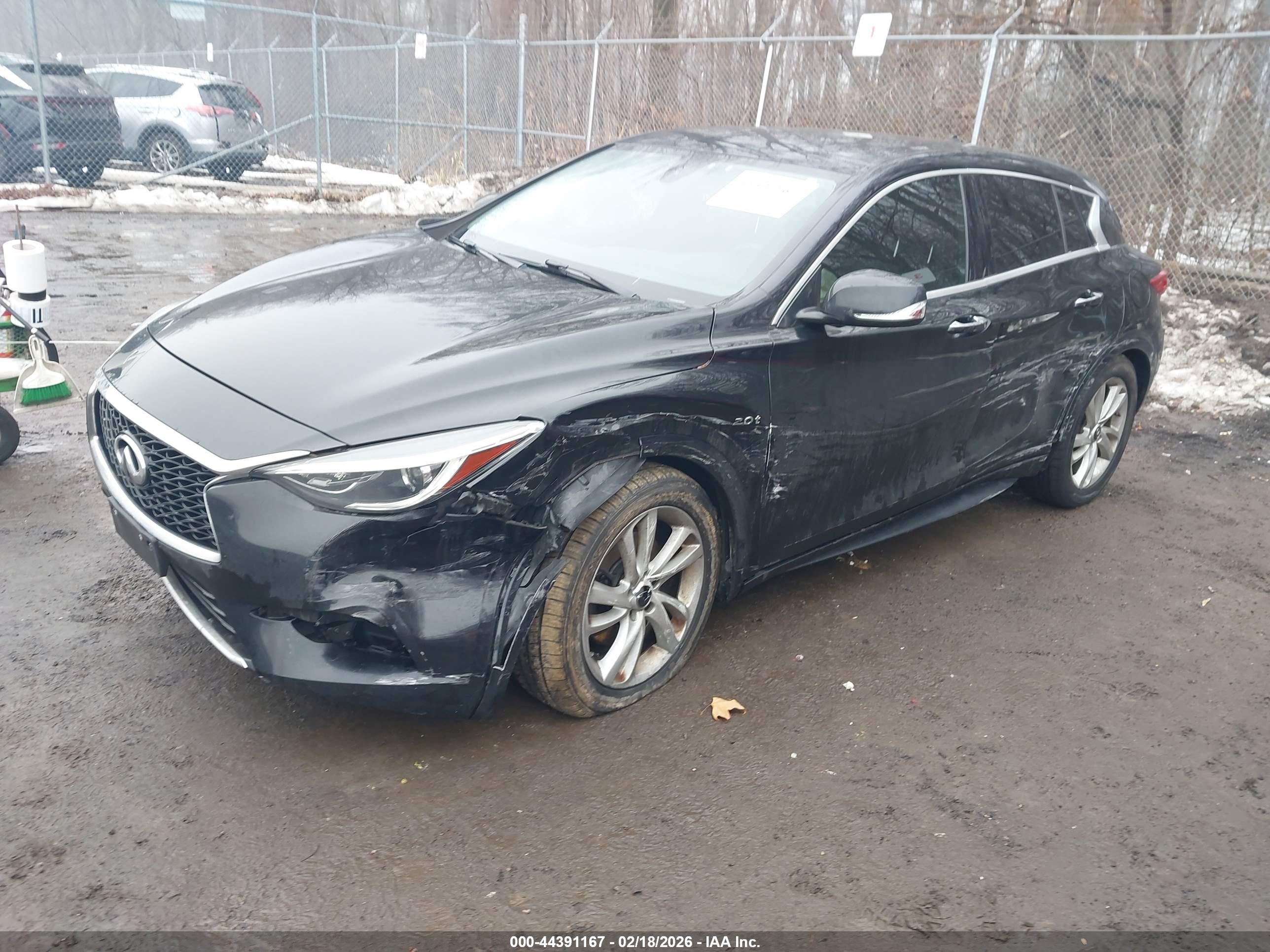 INFINITI QX30 image 2