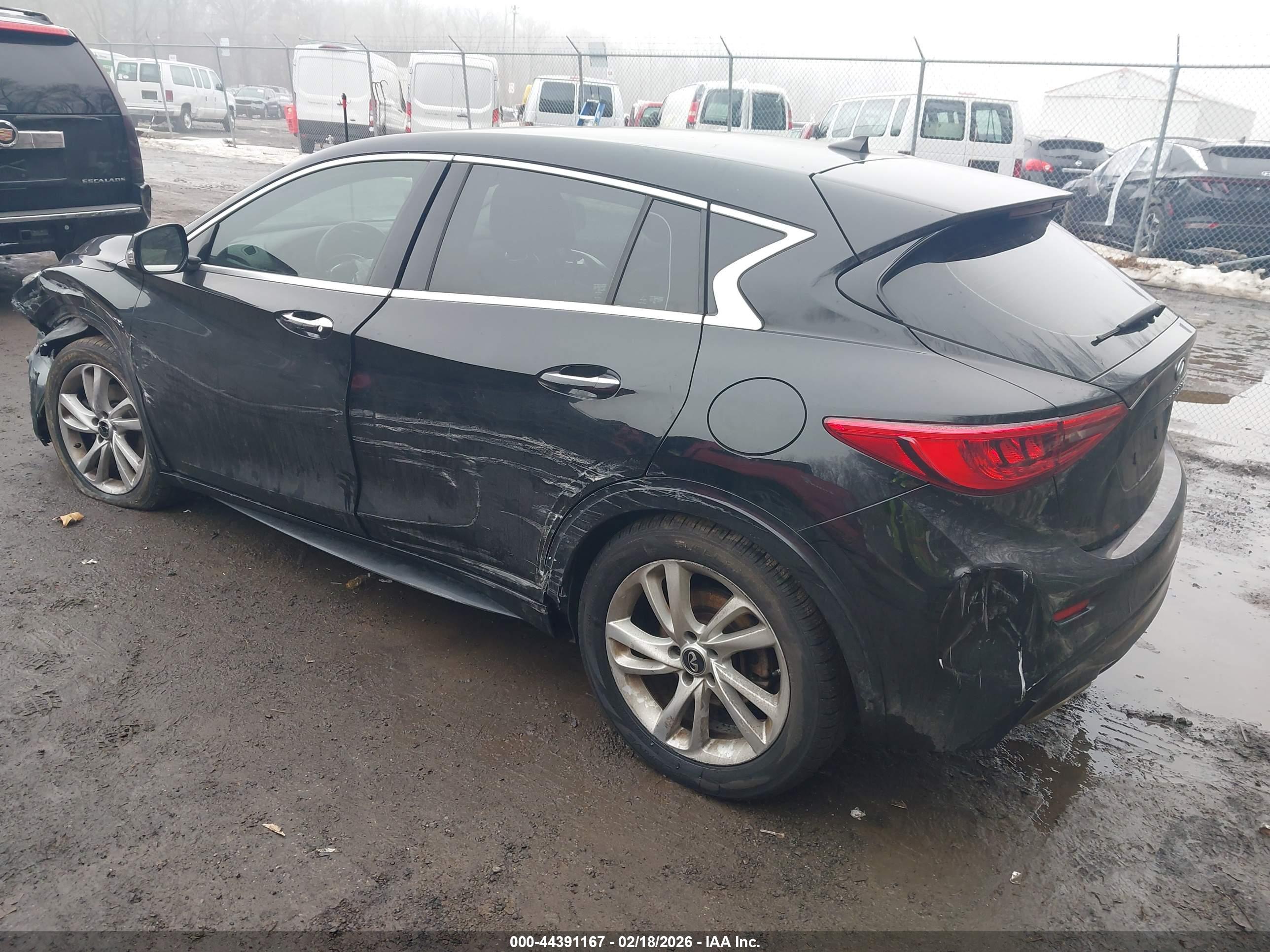 INFINITI QX30 image 3