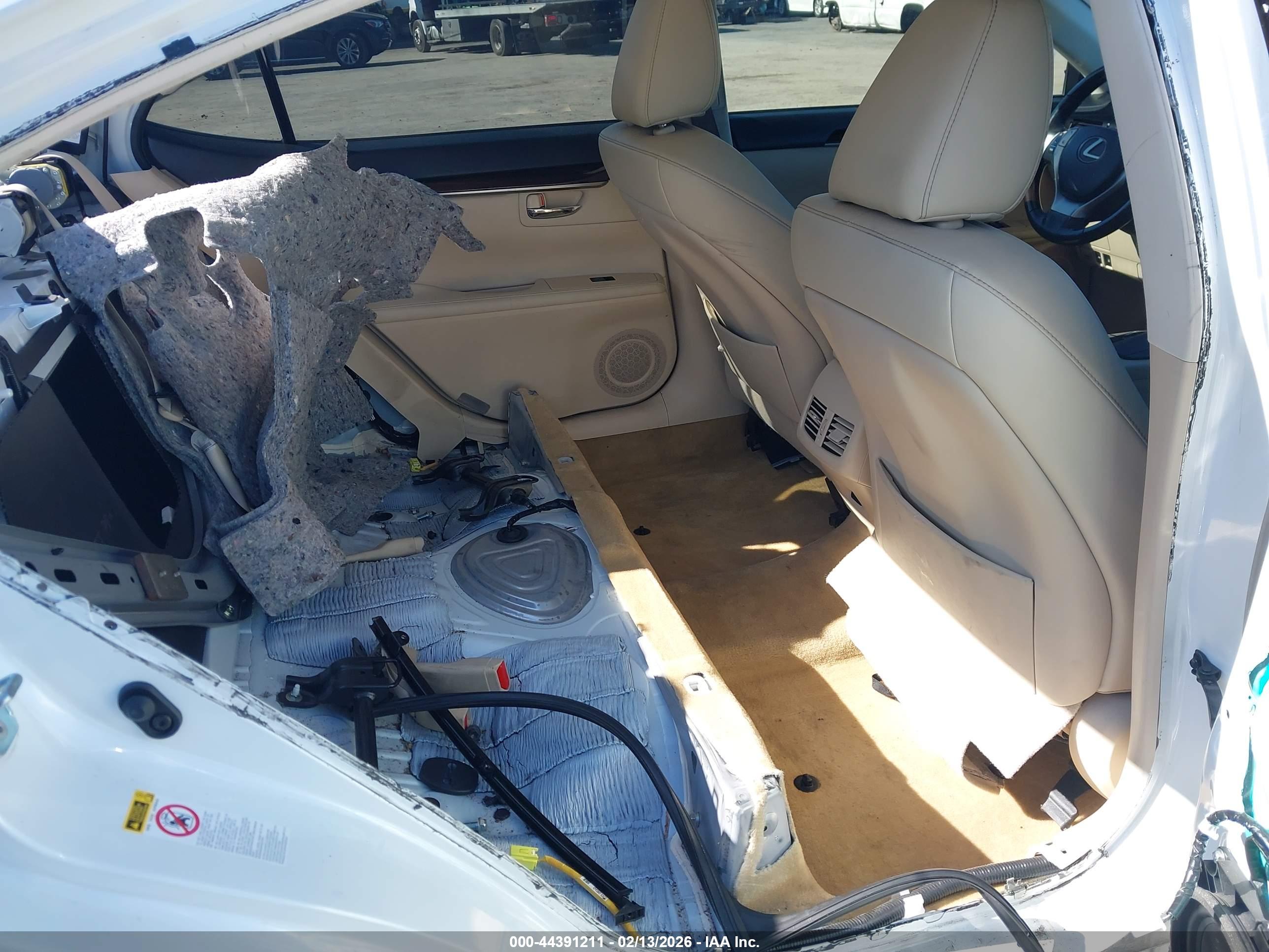LEXUS ES image 8