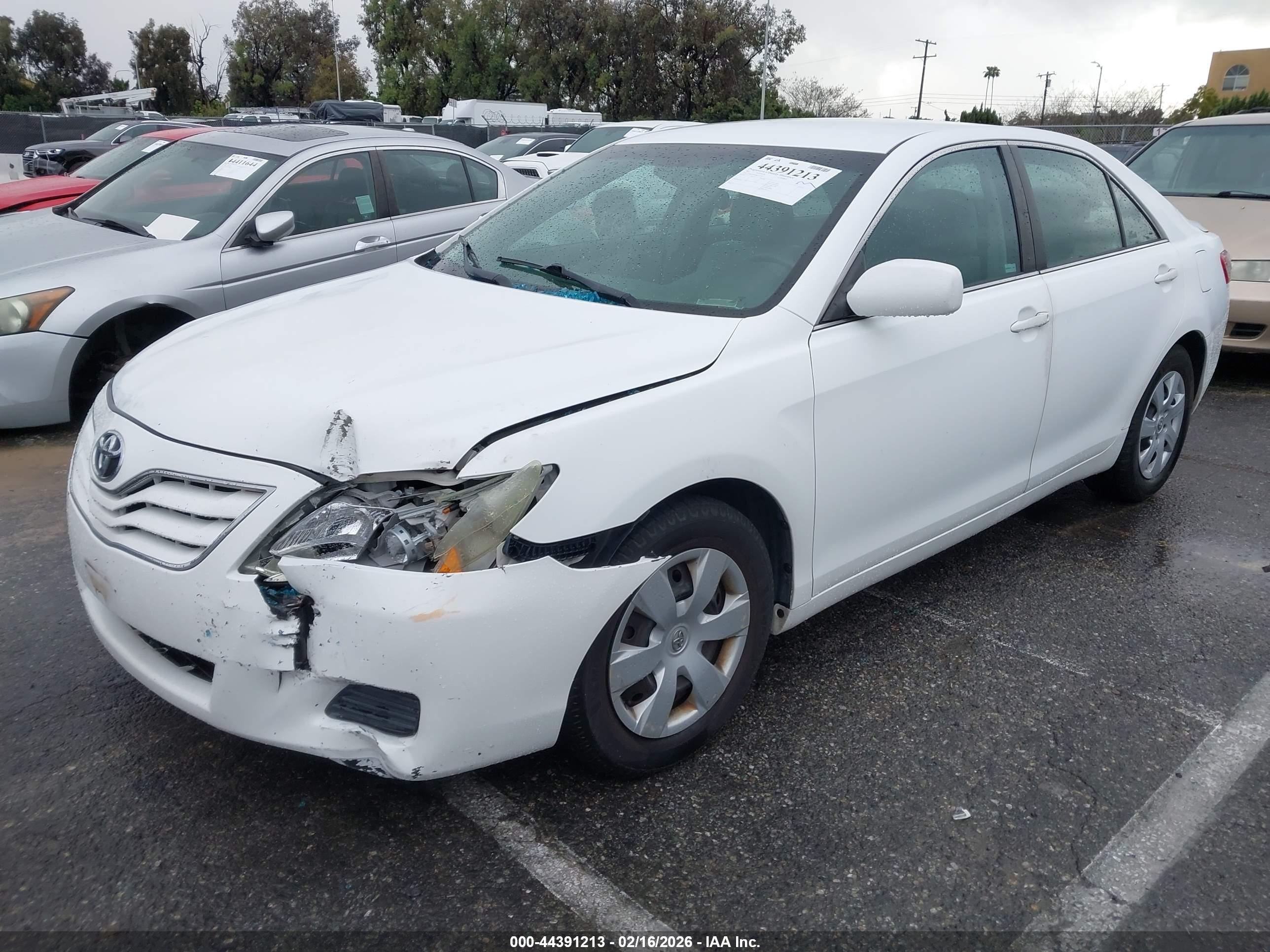 TOYOTA CAMRY image 2