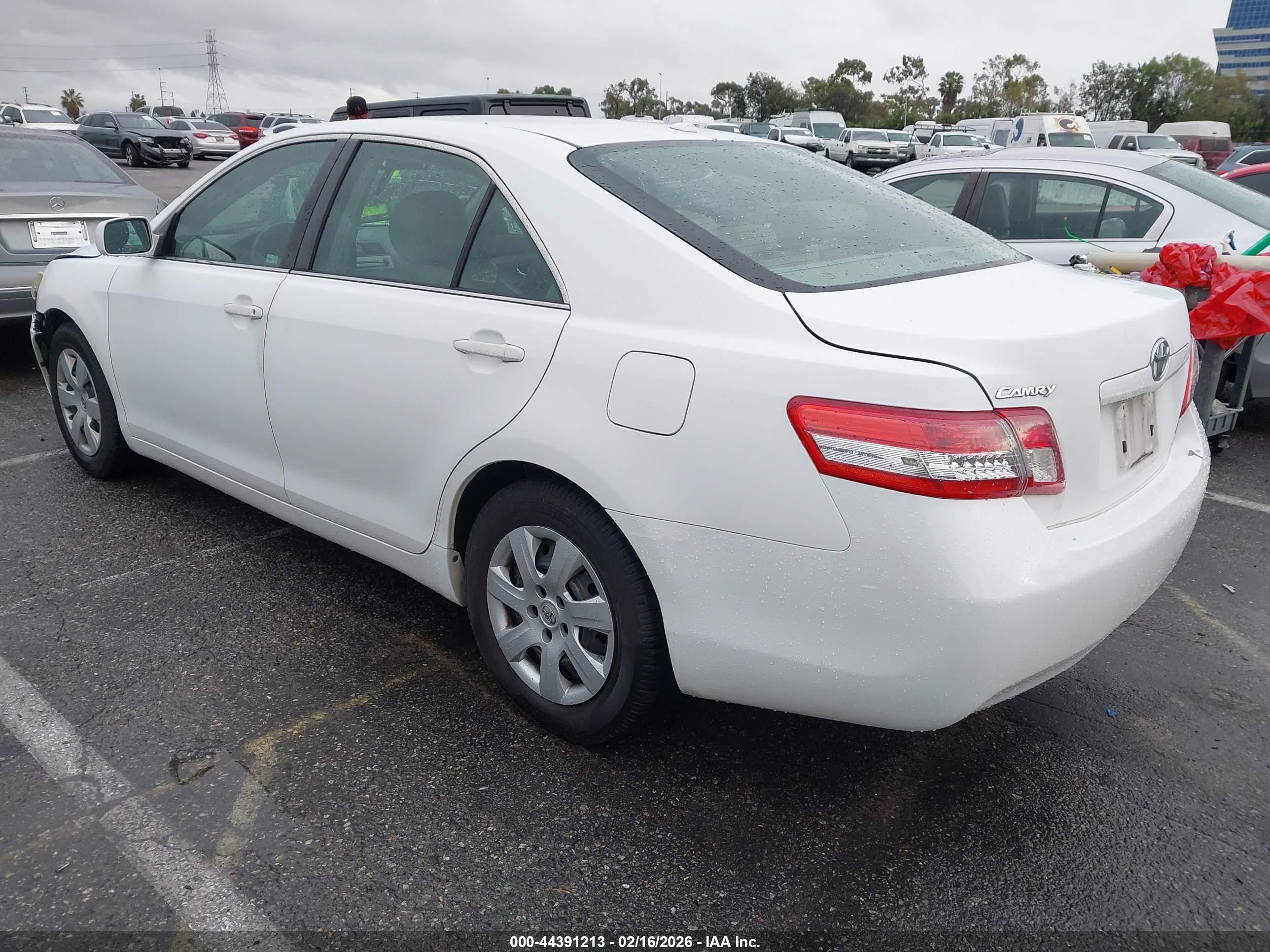 TOYOTA CAMRY image 3