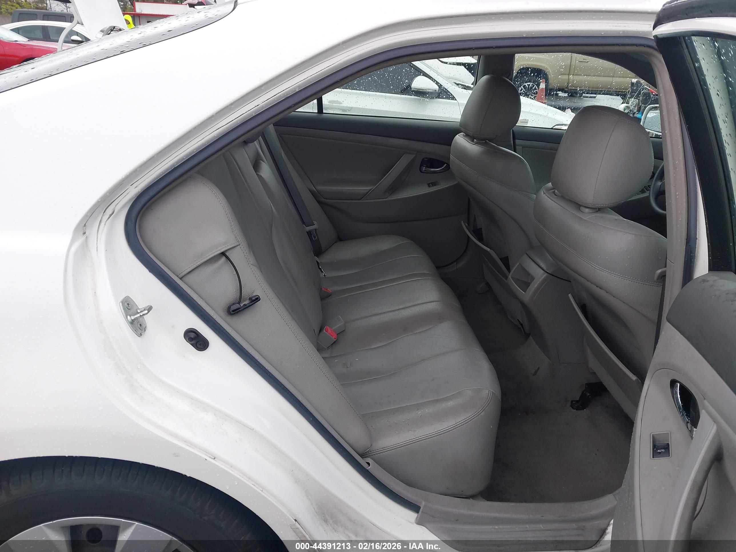 TOYOTA CAMRY image 8