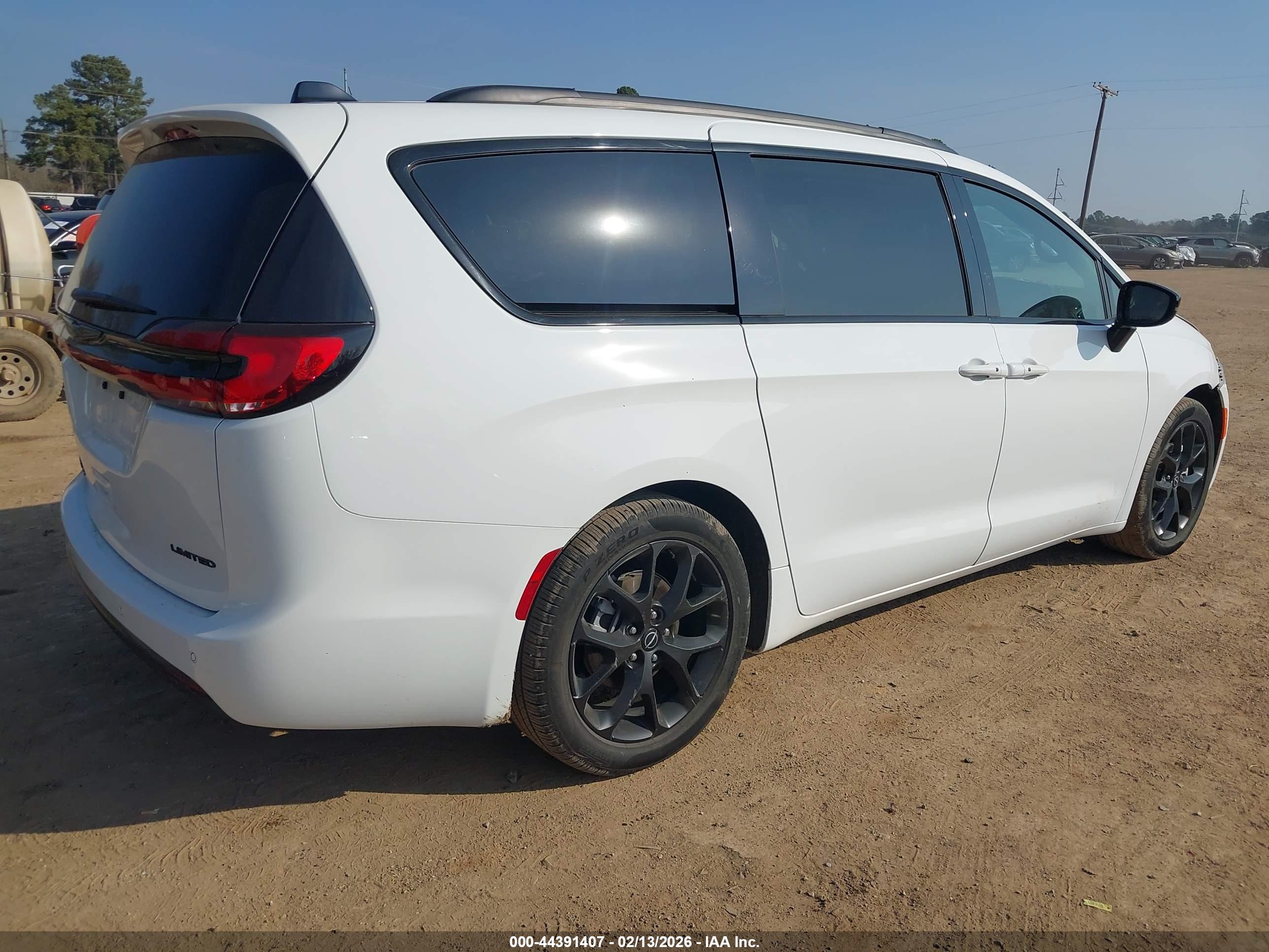 CHRYSLER PACIFICA image 4