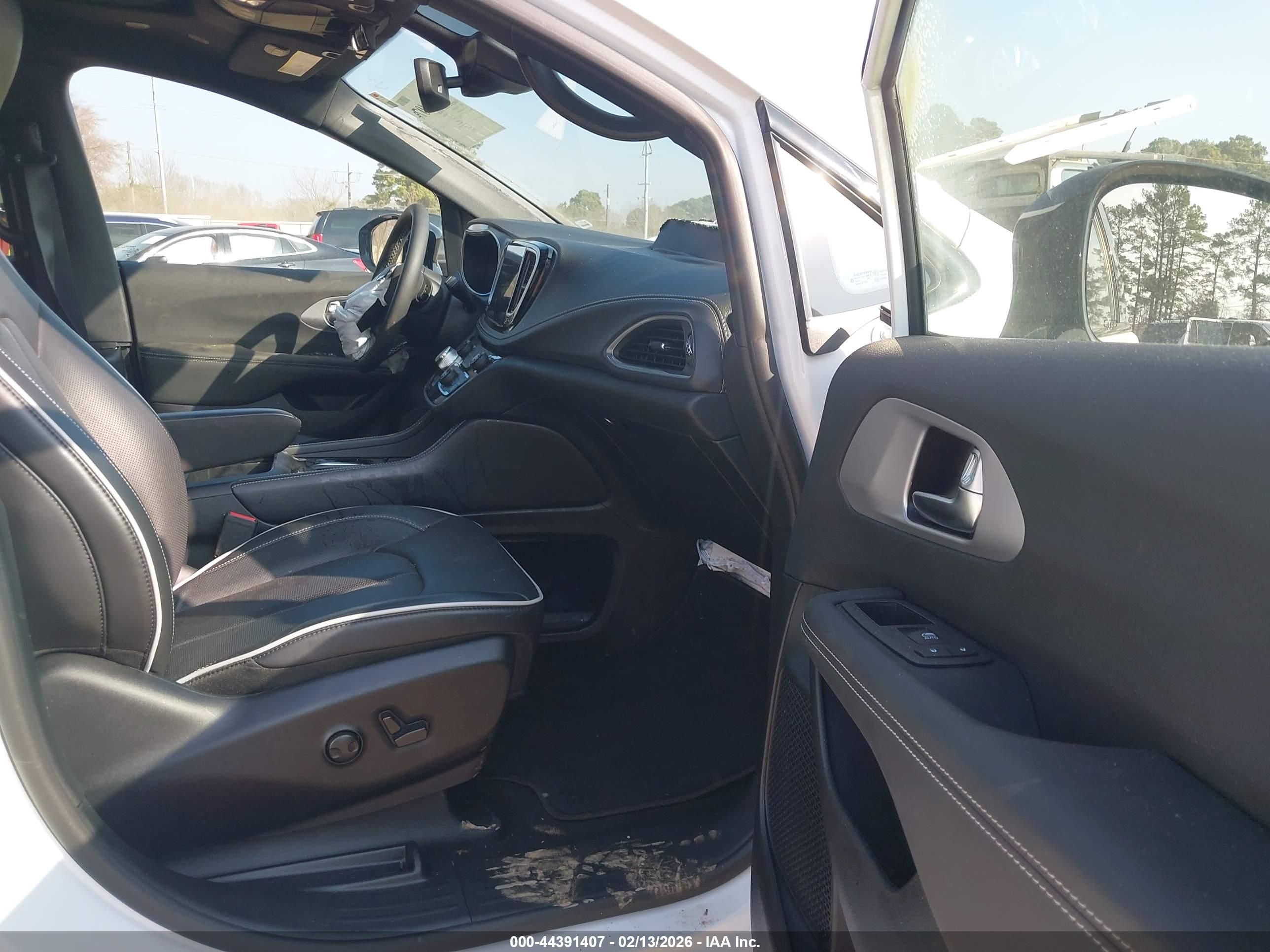 CHRYSLER PACIFICA image 5