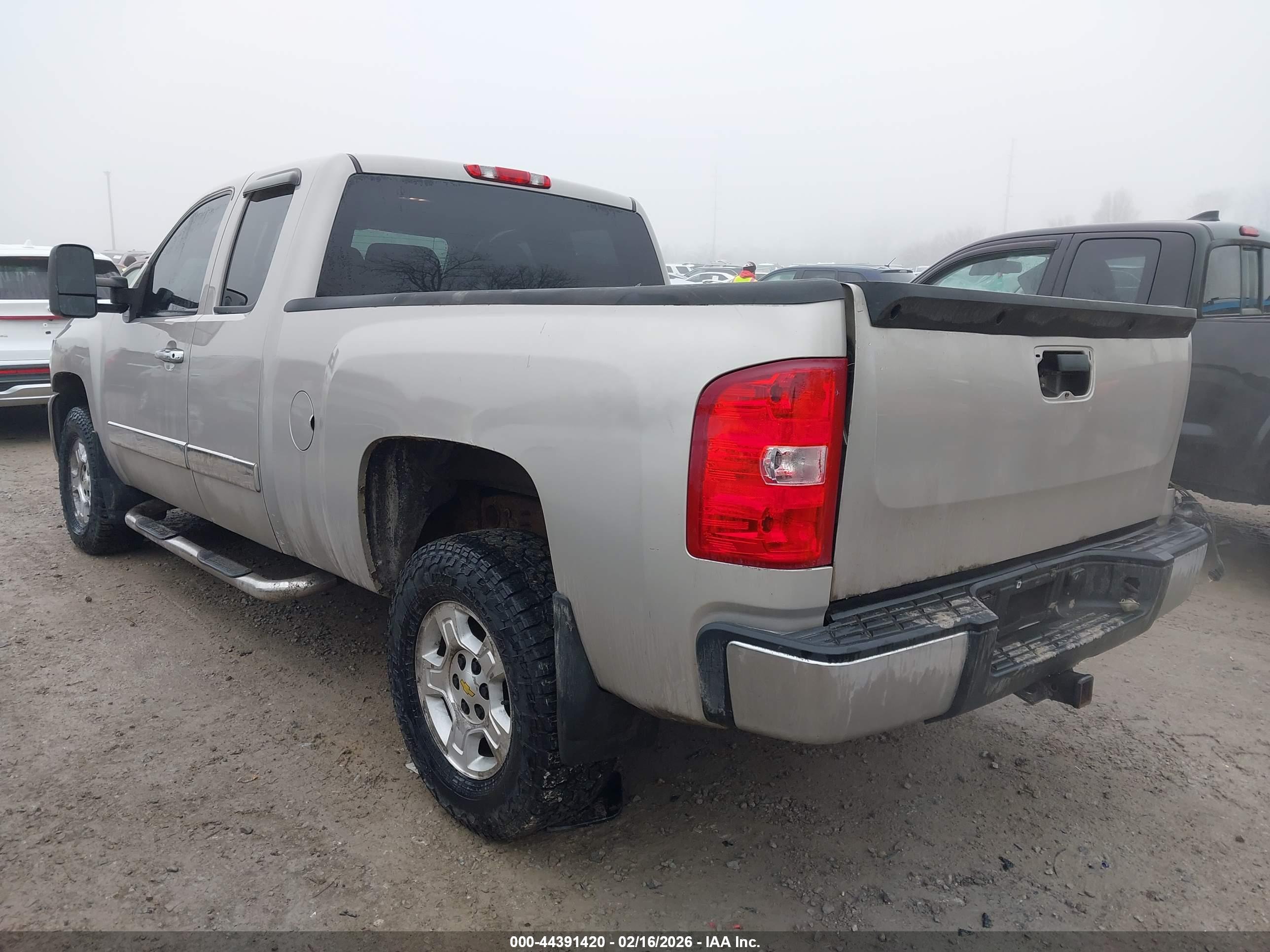 CHEVROLET SILVERADO image 3