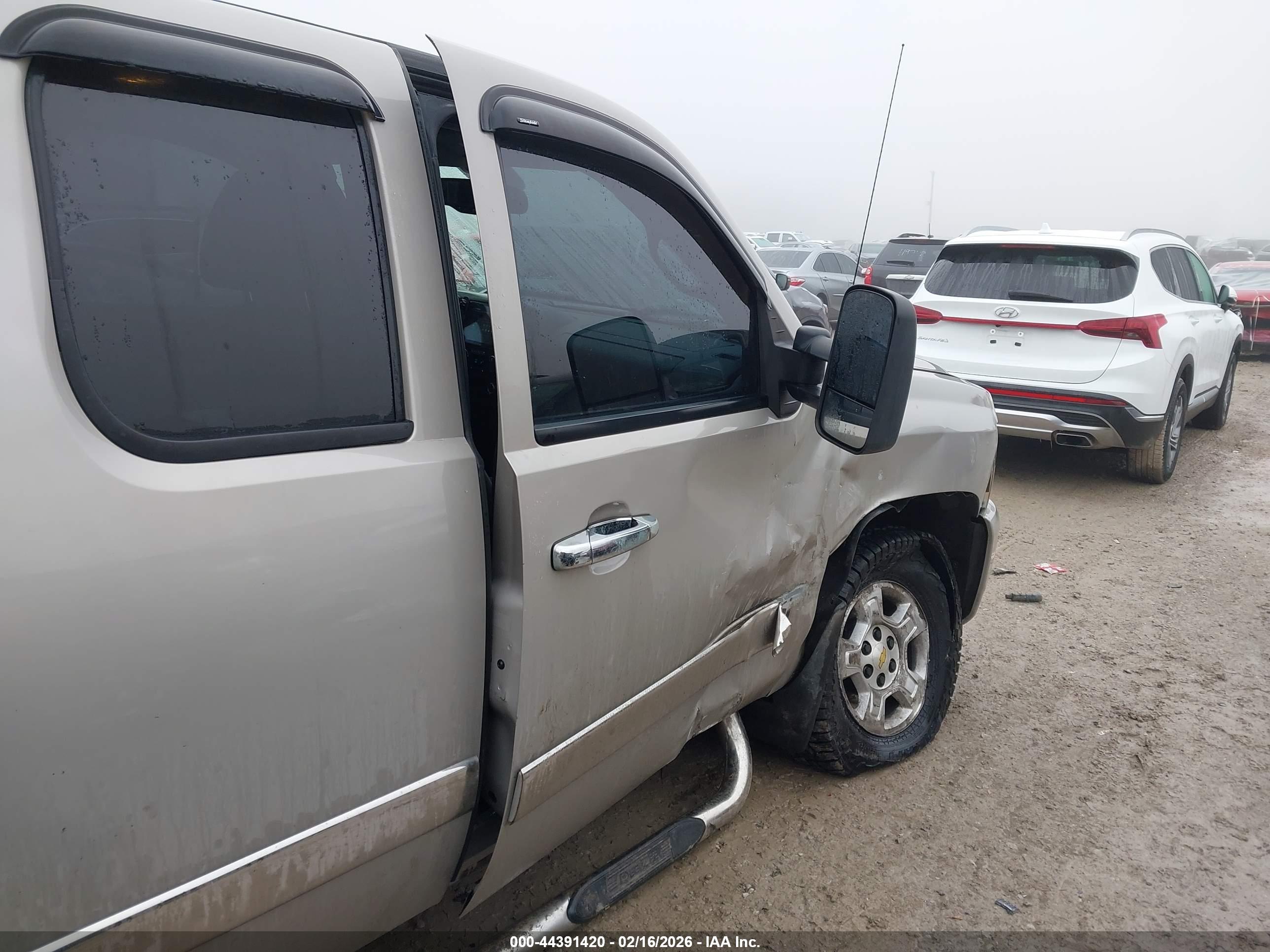 CHEVROLET SILVERADO image 6
