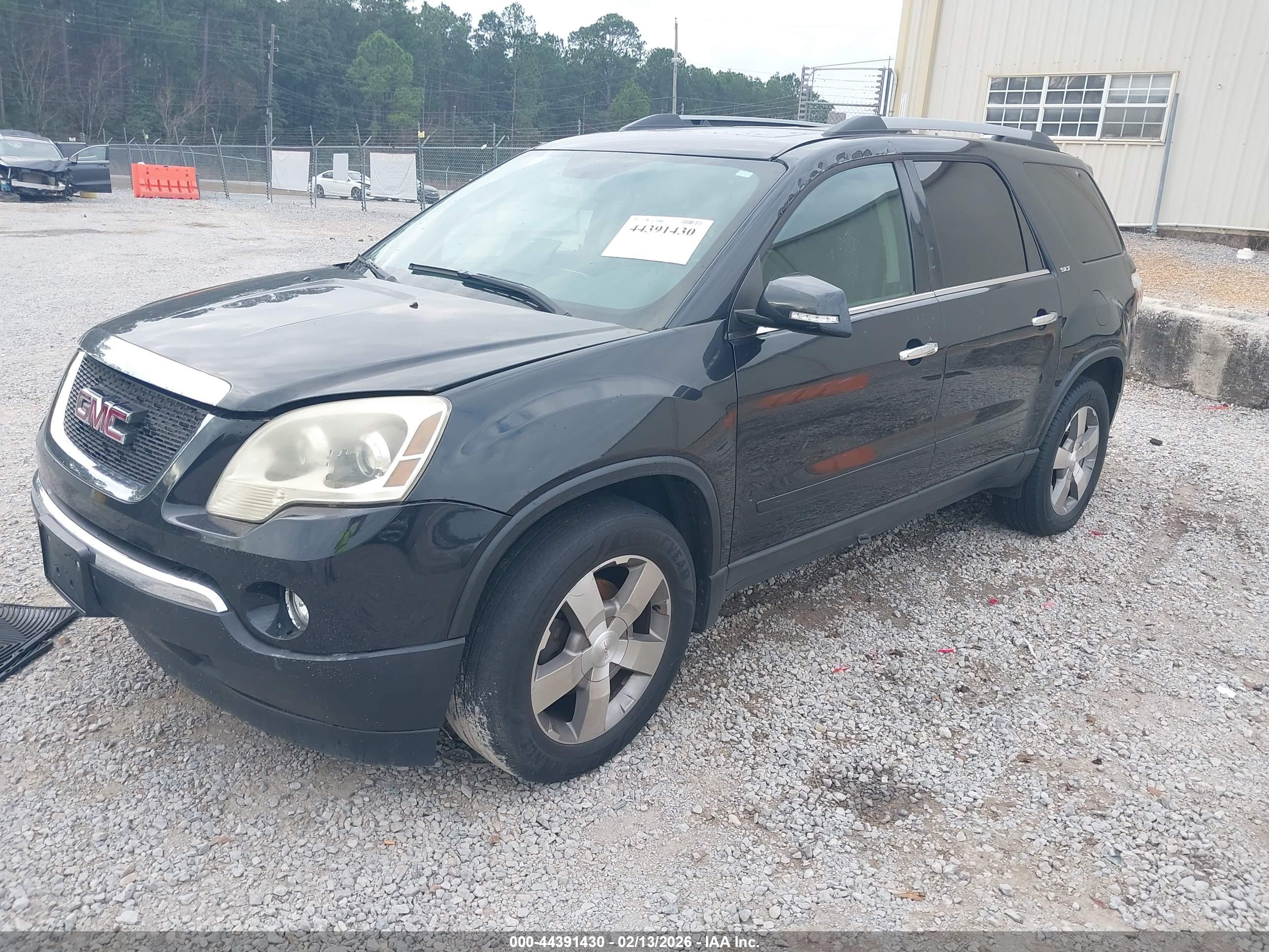 GMC ACADIA image 2