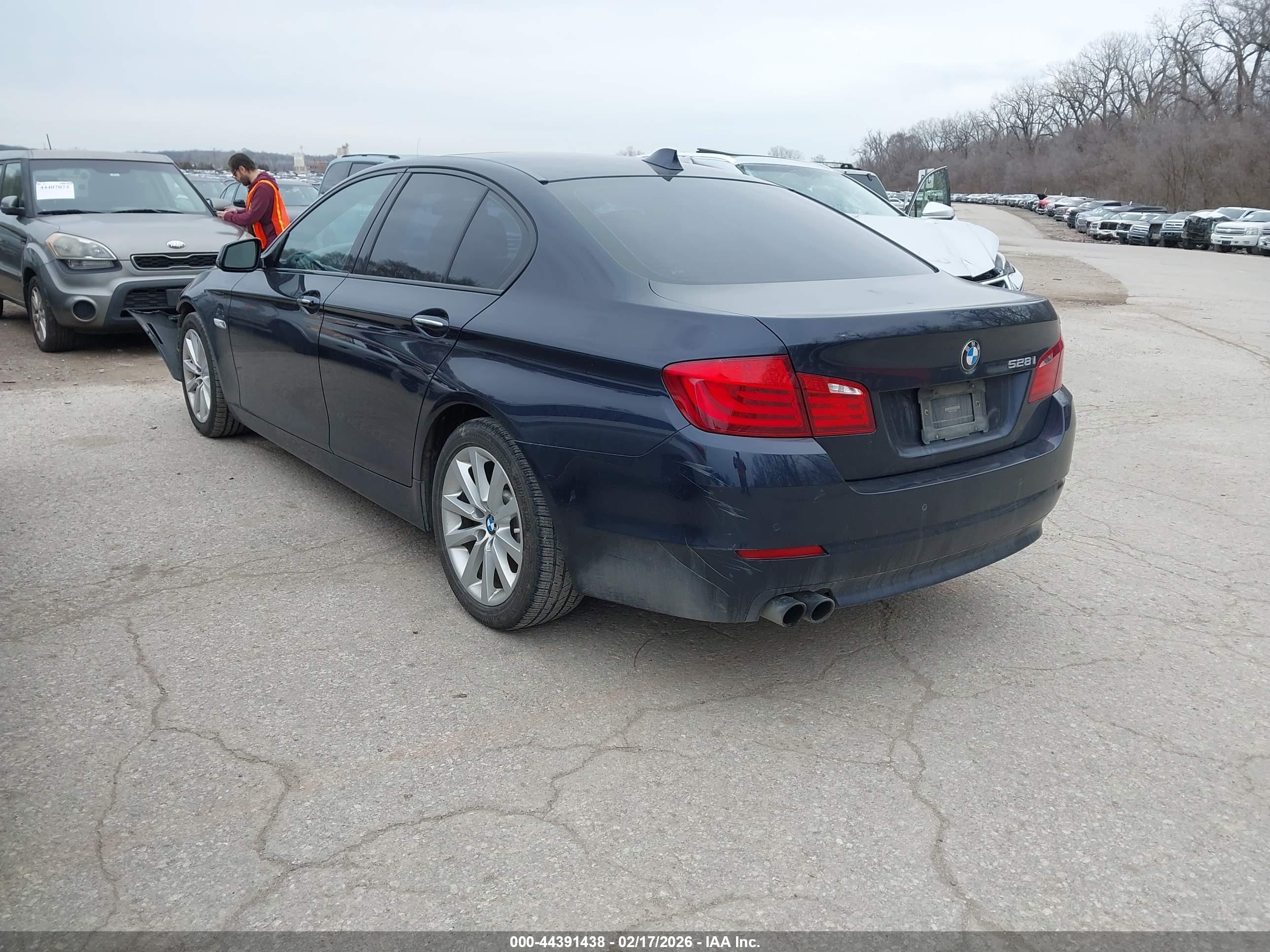 BMW 528I image 3