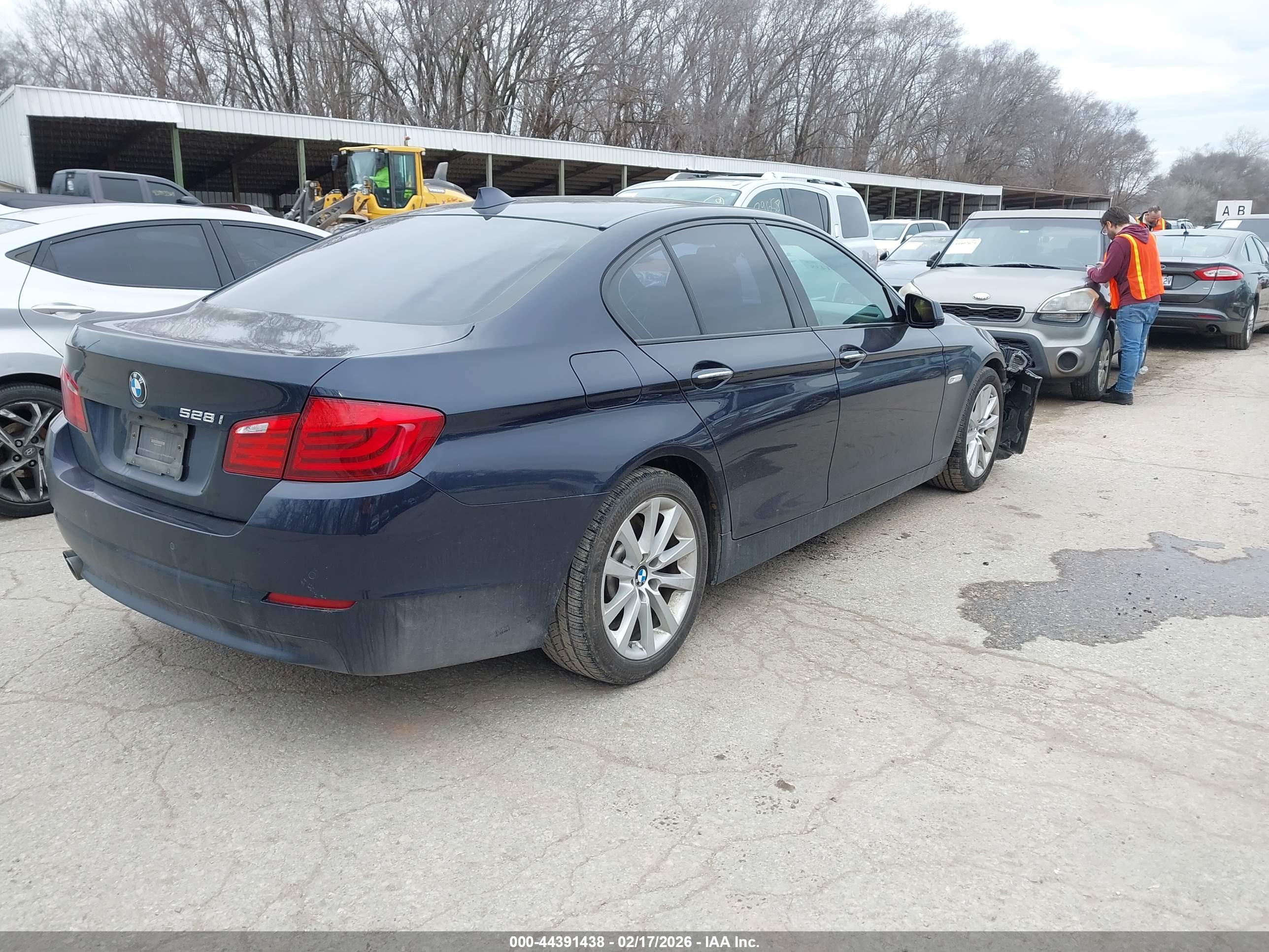 BMW 528I image 4