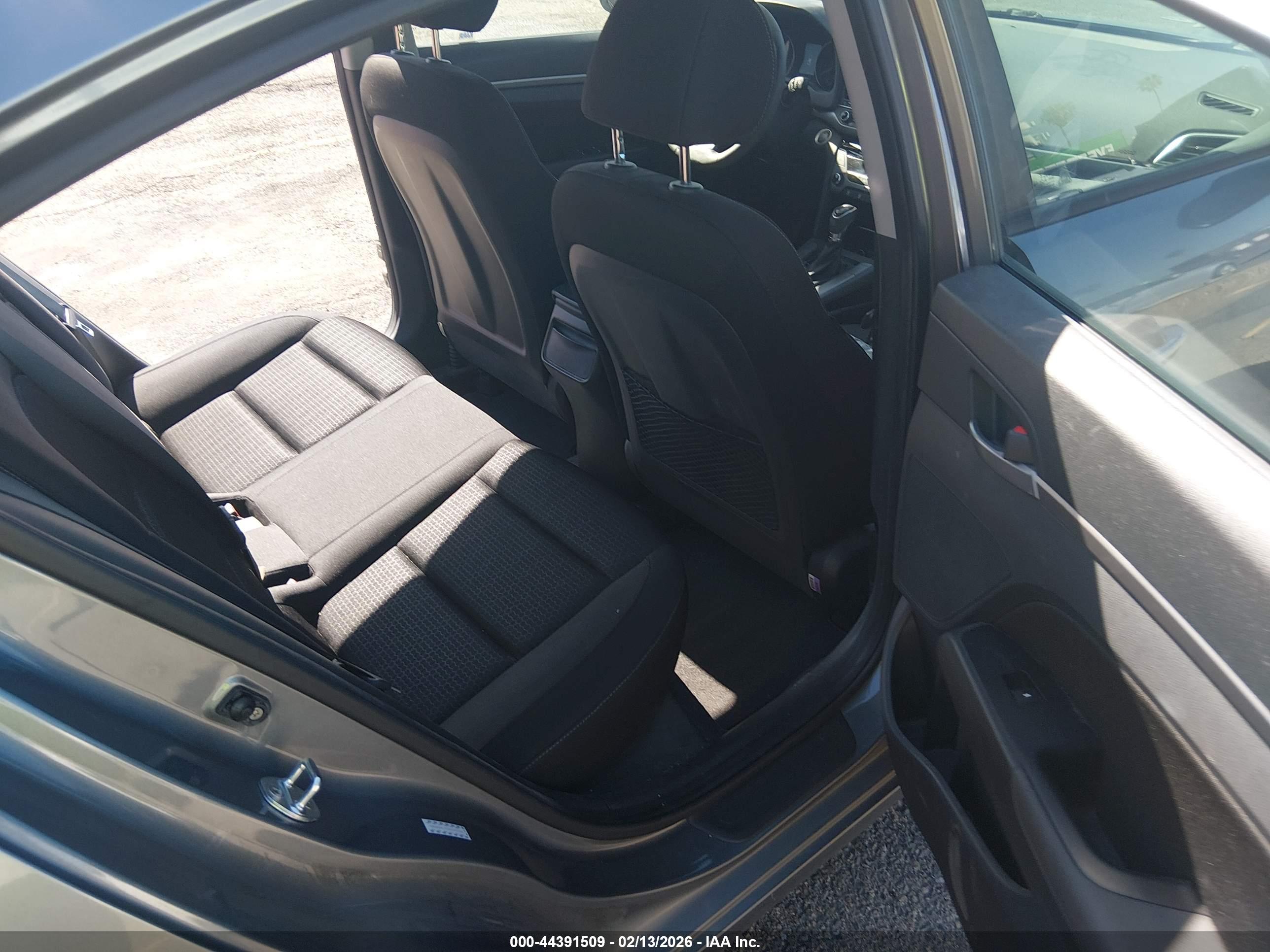 HYUNDAI ELANTRA image 8