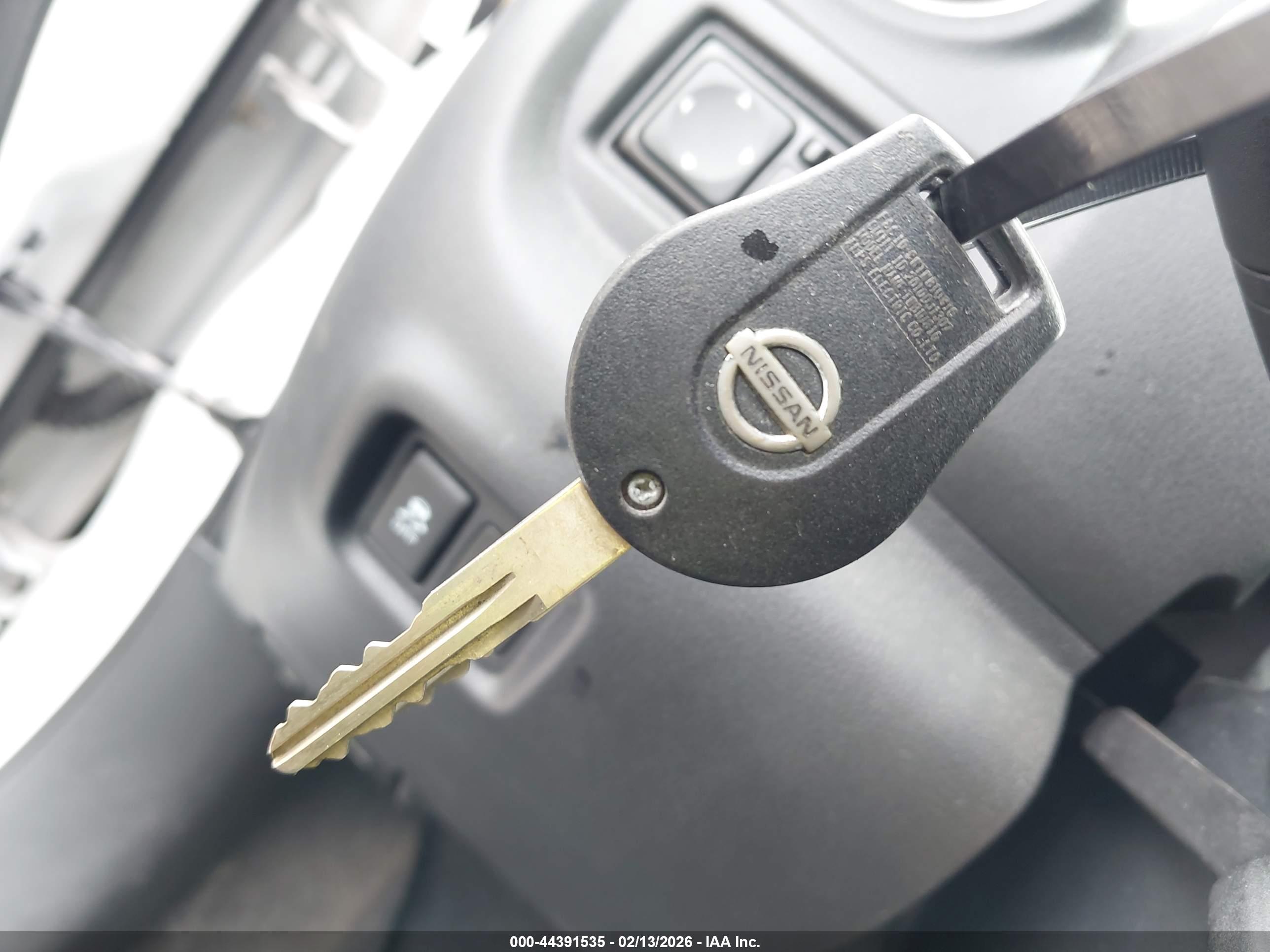 NISSAN VERSA image 11