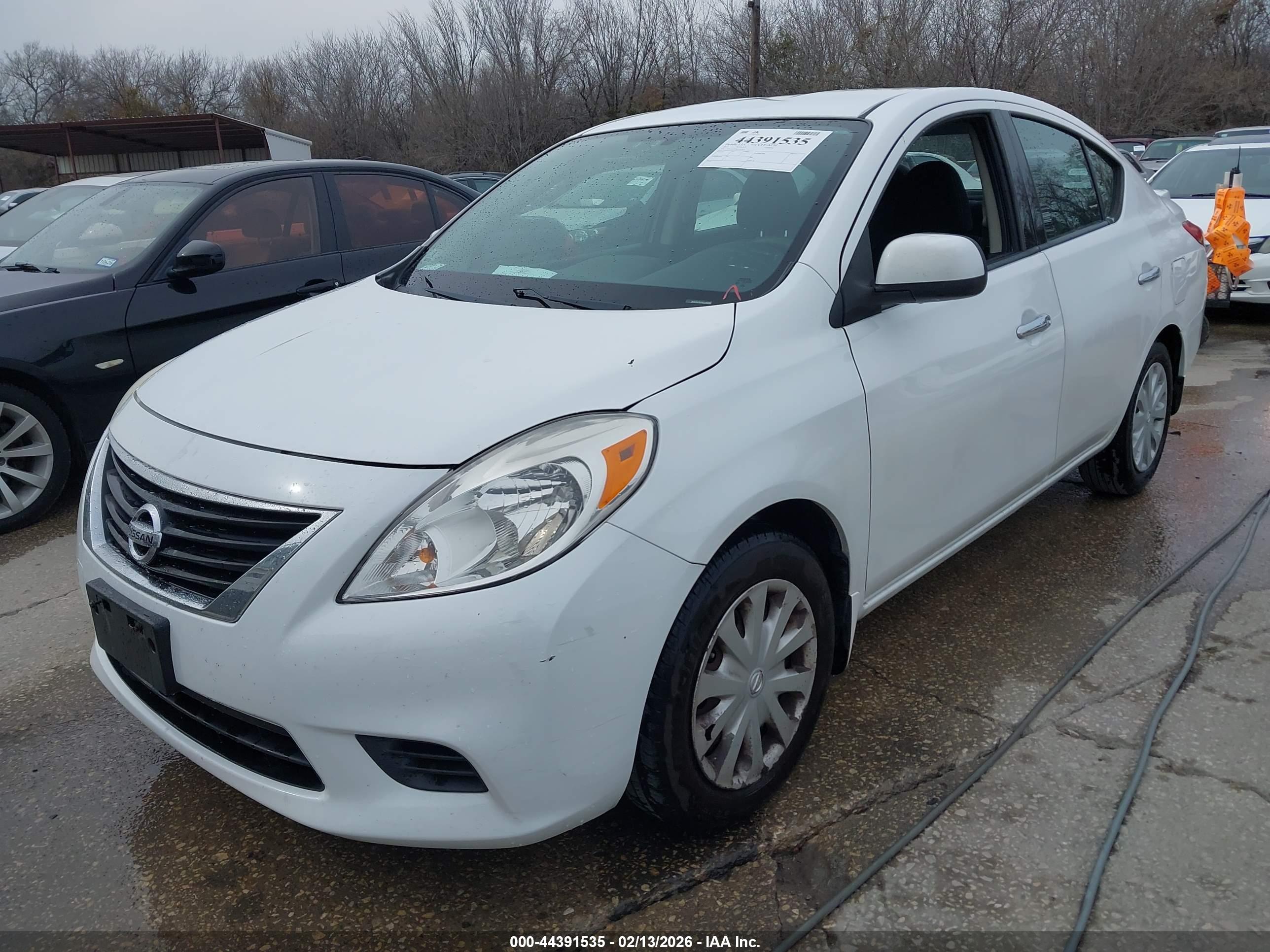NISSAN VERSA image 2