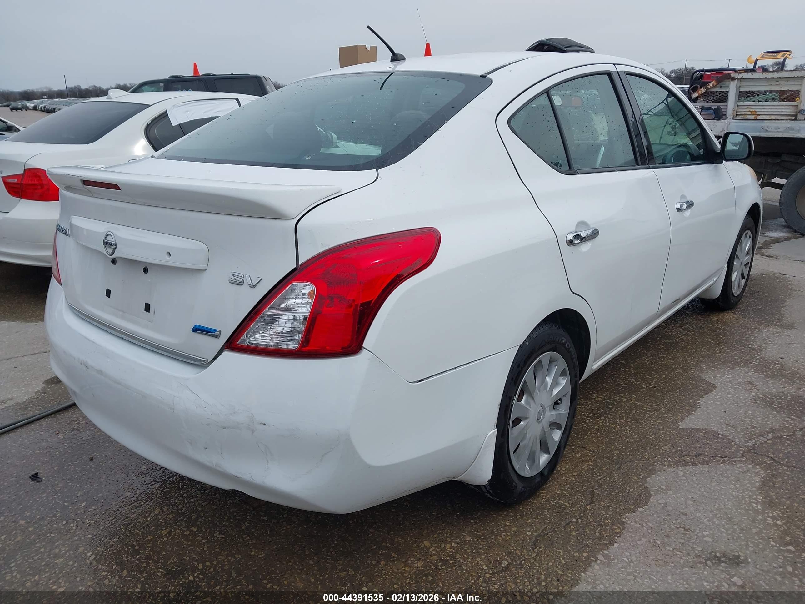 NISSAN VERSA image 4