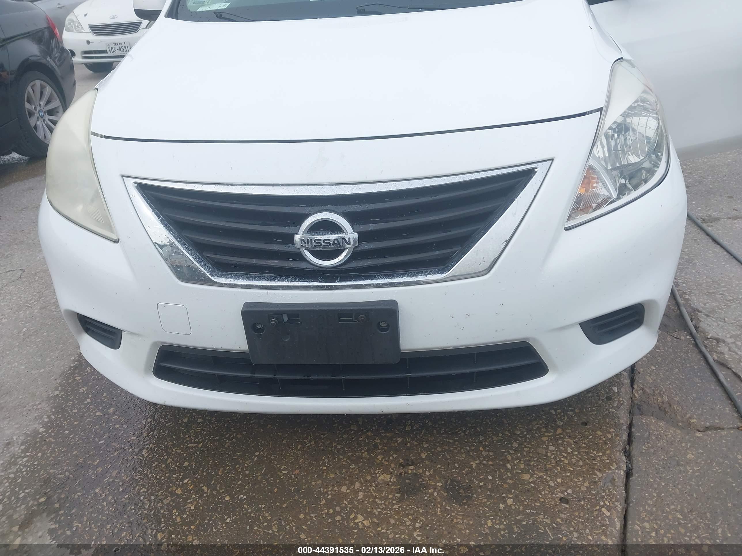 NISSAN VERSA image 6
