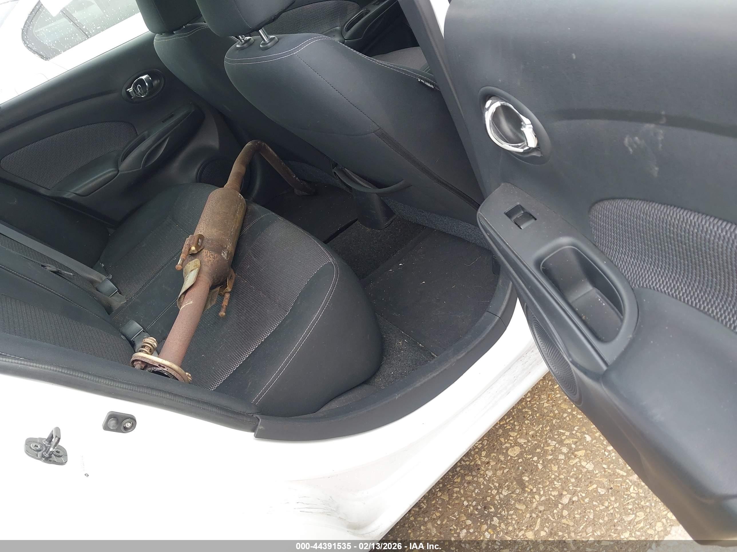 NISSAN VERSA image 8