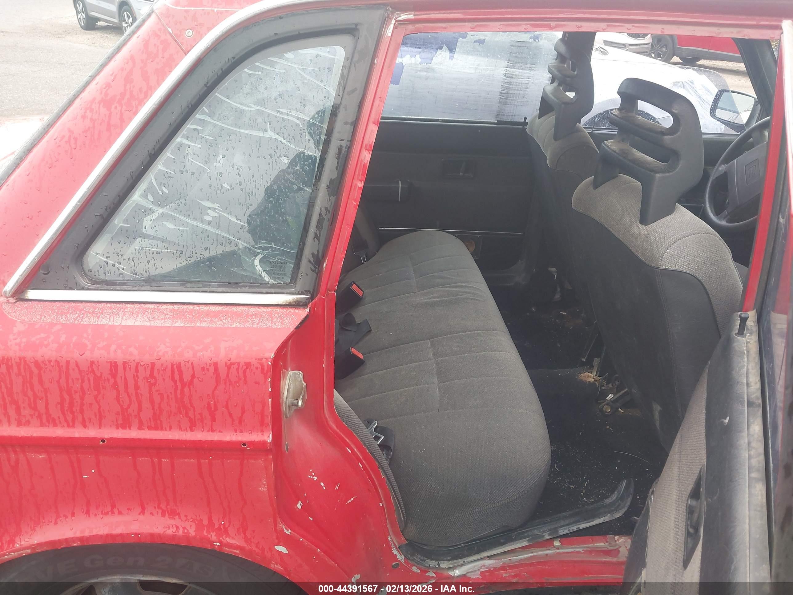 VOLVO 240 image 8