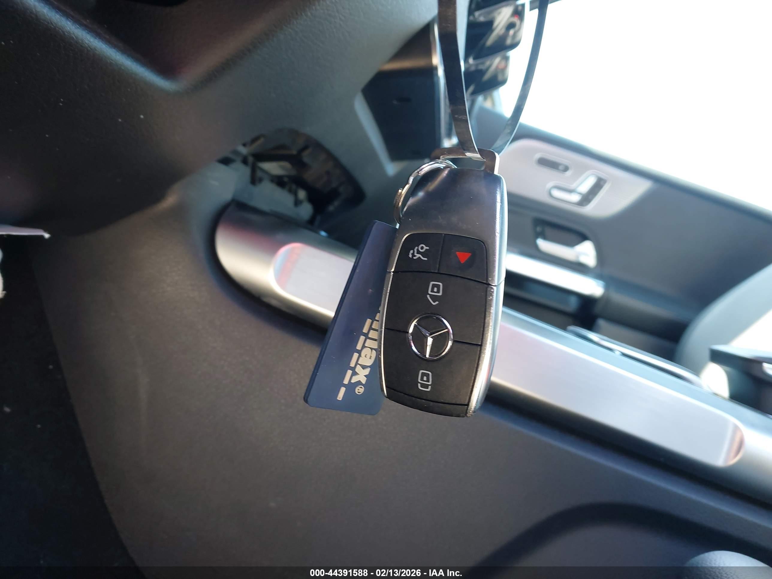 MERCEDES-BENZ GLB image 11